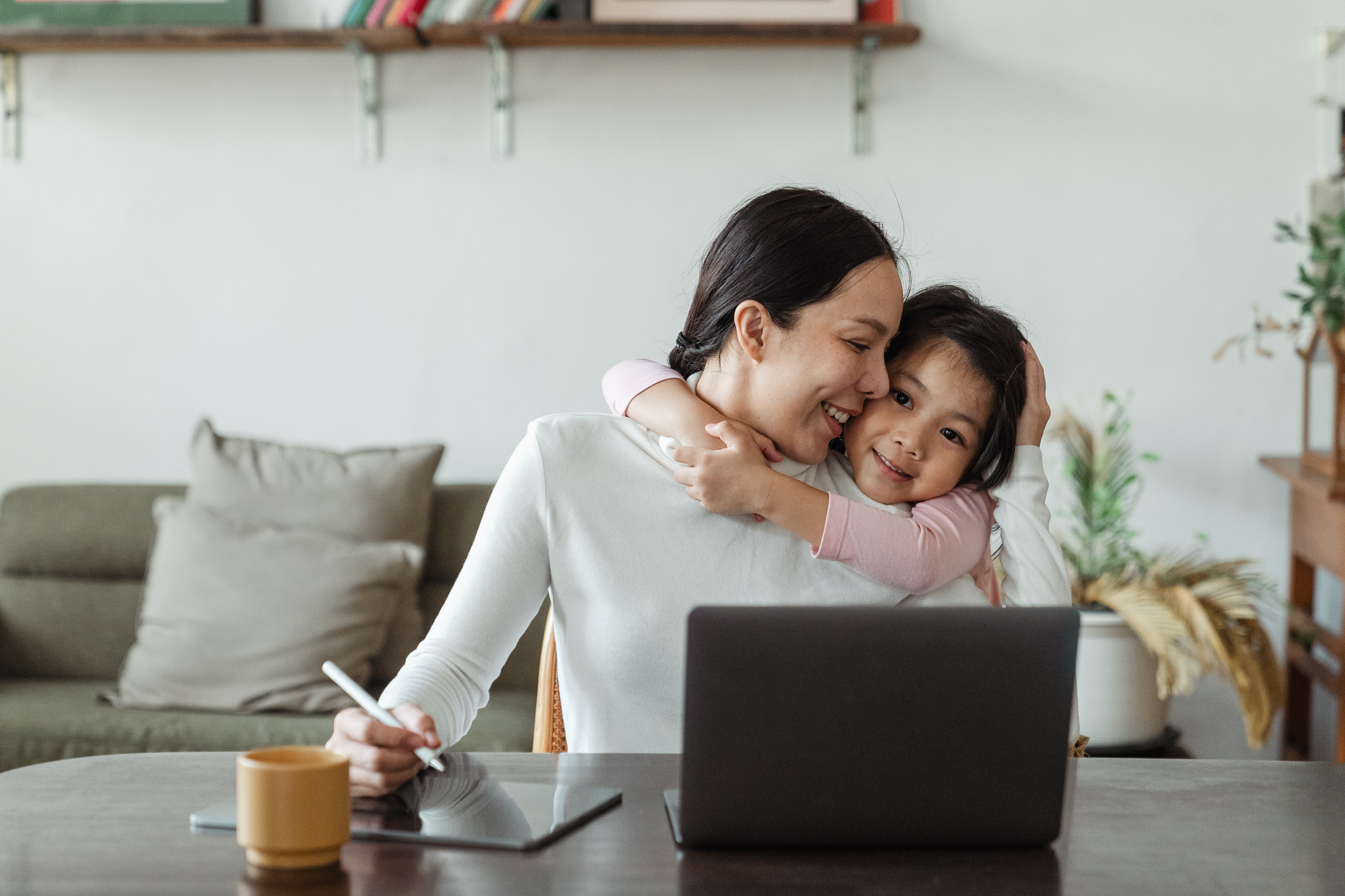 Madre trabajando con su hija