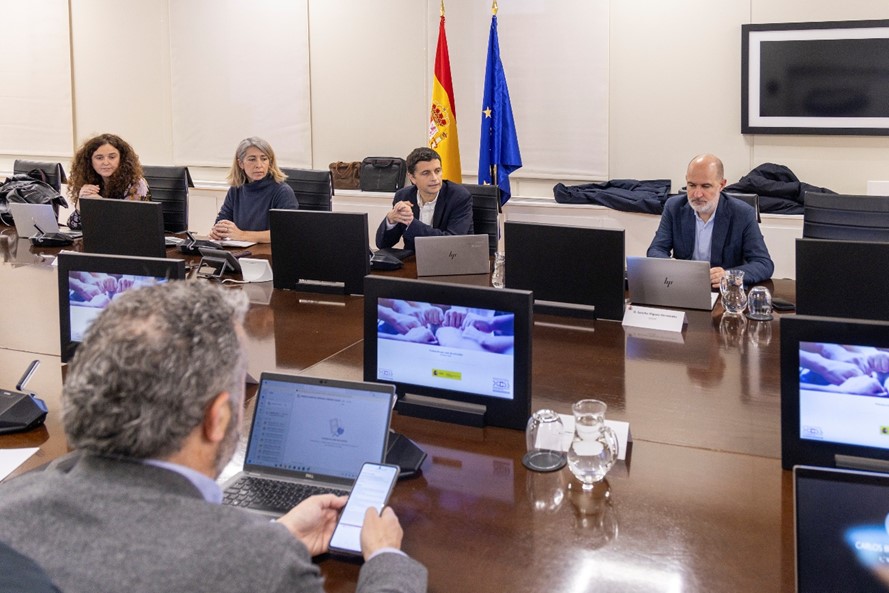 El secretario de Estado de la Seguridad Social y Pensiones, Borja Suárez Corujo, reunido en la constitución del Observatorio para el análisis