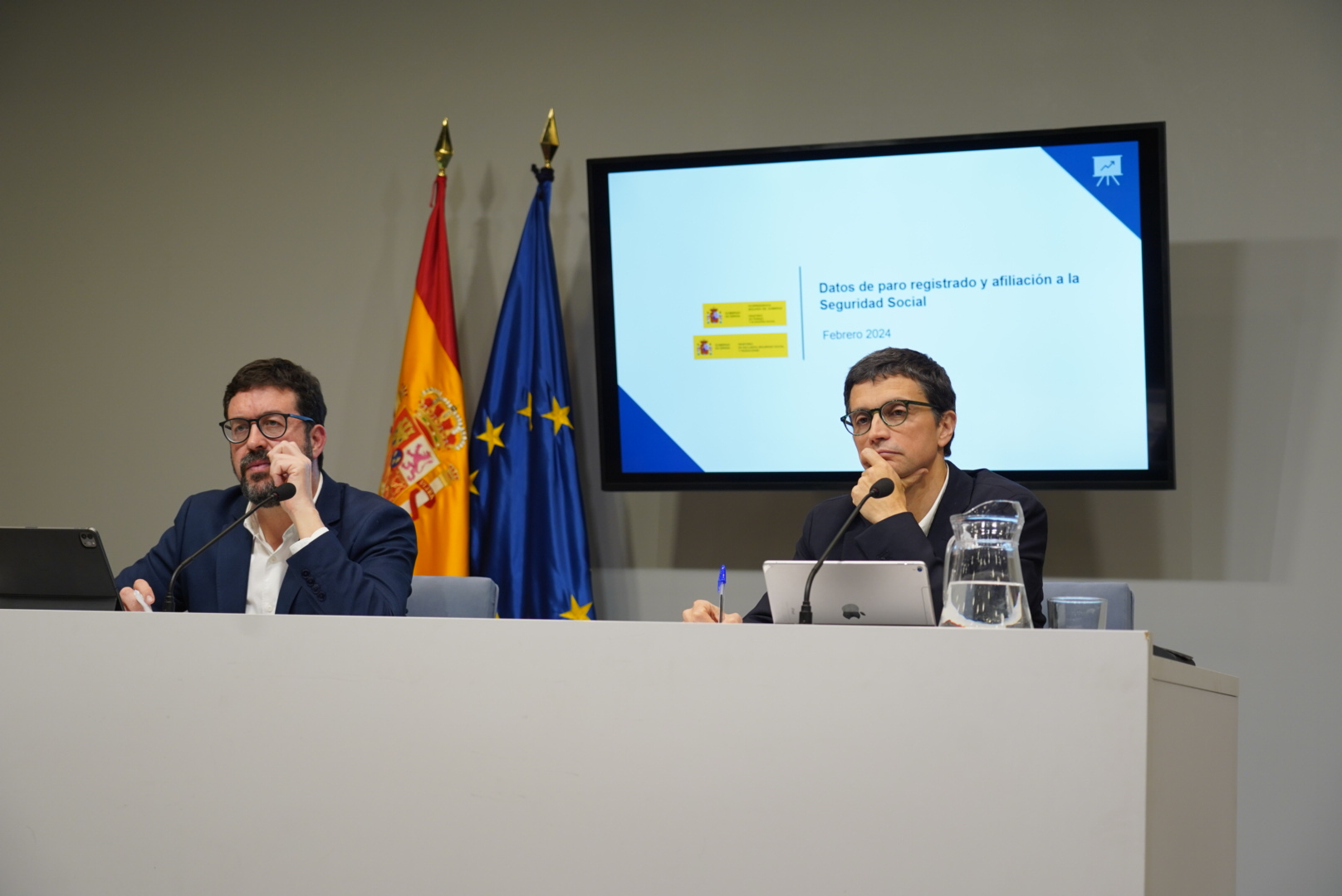 El secretario de Estado de Empleo y Economía Social, Joaquín Pérez Rey, junto al secretario de Estado de la Seguridad Social y Pensiones, Borja Suárez Corujo. Rueda de Afiliación de marzo de 2024.