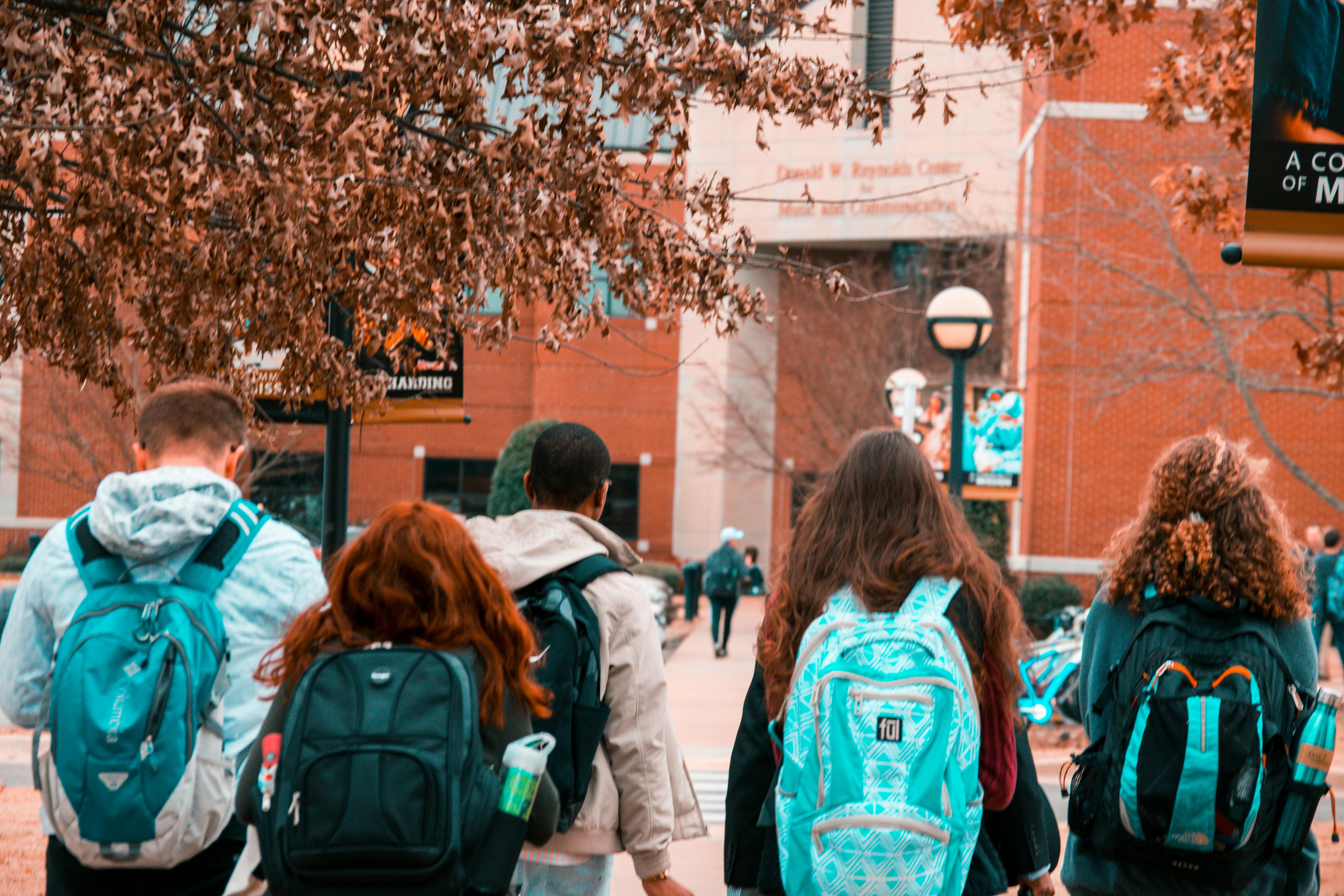 Estudiantes en prácticas acudiendo a un centro de formación