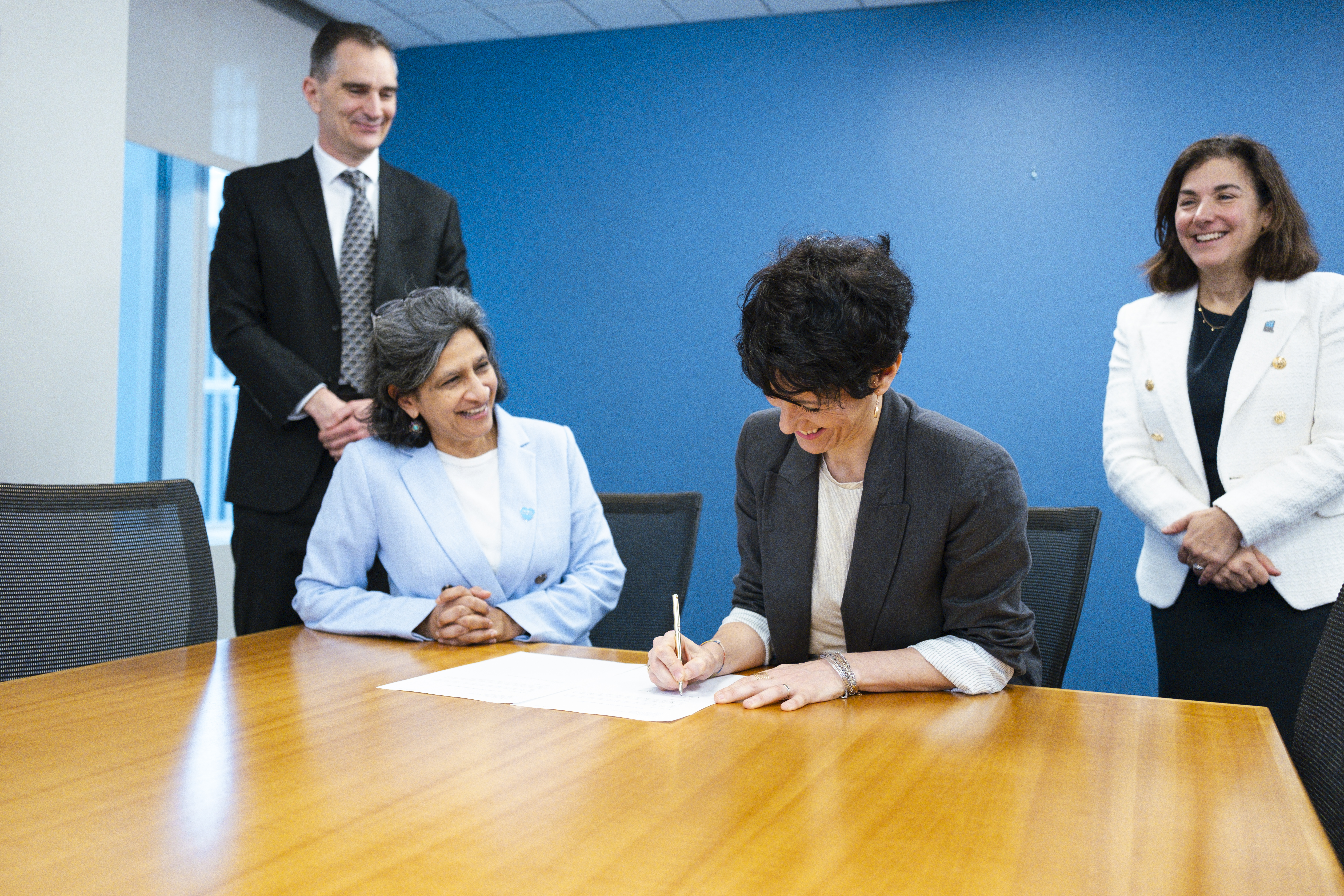 La ministra de Inclusión, Seguridad Social y Migraciones, Elma Saiz, firmando proyecto del Banco Mundial para luchar contra la pobreza