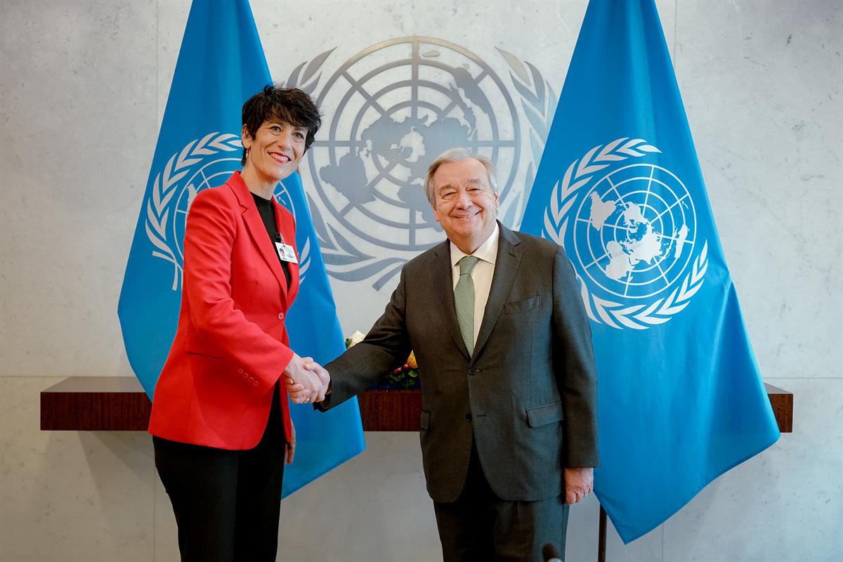 La ministra de Inclusión, Seguridad Social y Migraciones, Elma Saiz, recibida por el secretario general de Naciones Unidas, António Guterres.