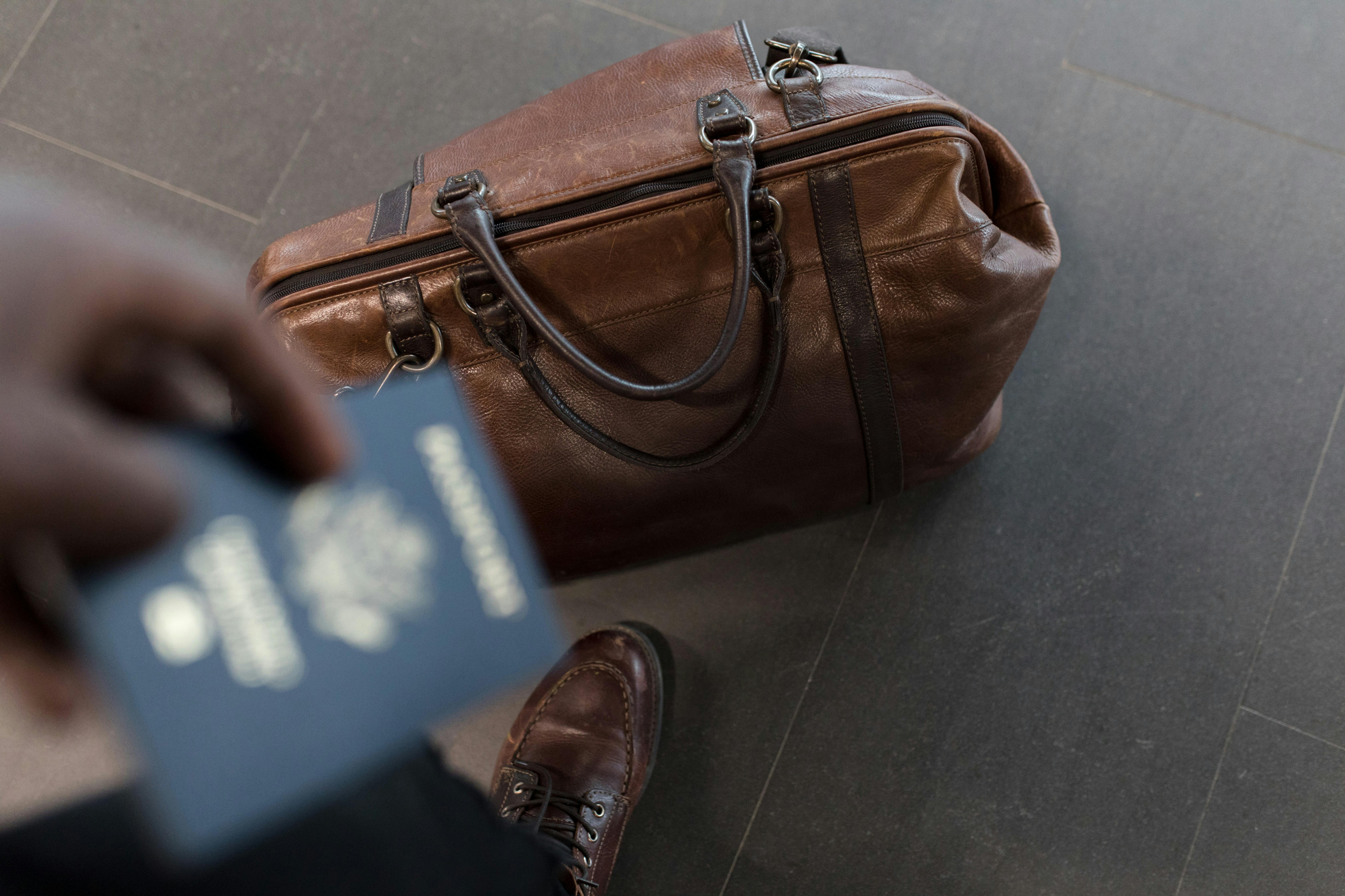Imagen extraída de banco de imágenes: Maletín y pasaporte.