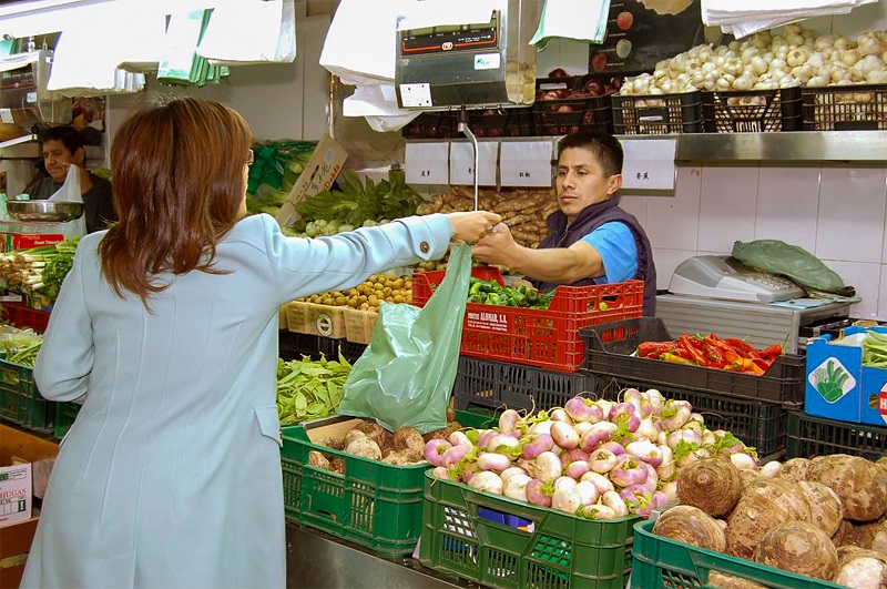 Fotografía de una frutería extraída de banco de imágenes 