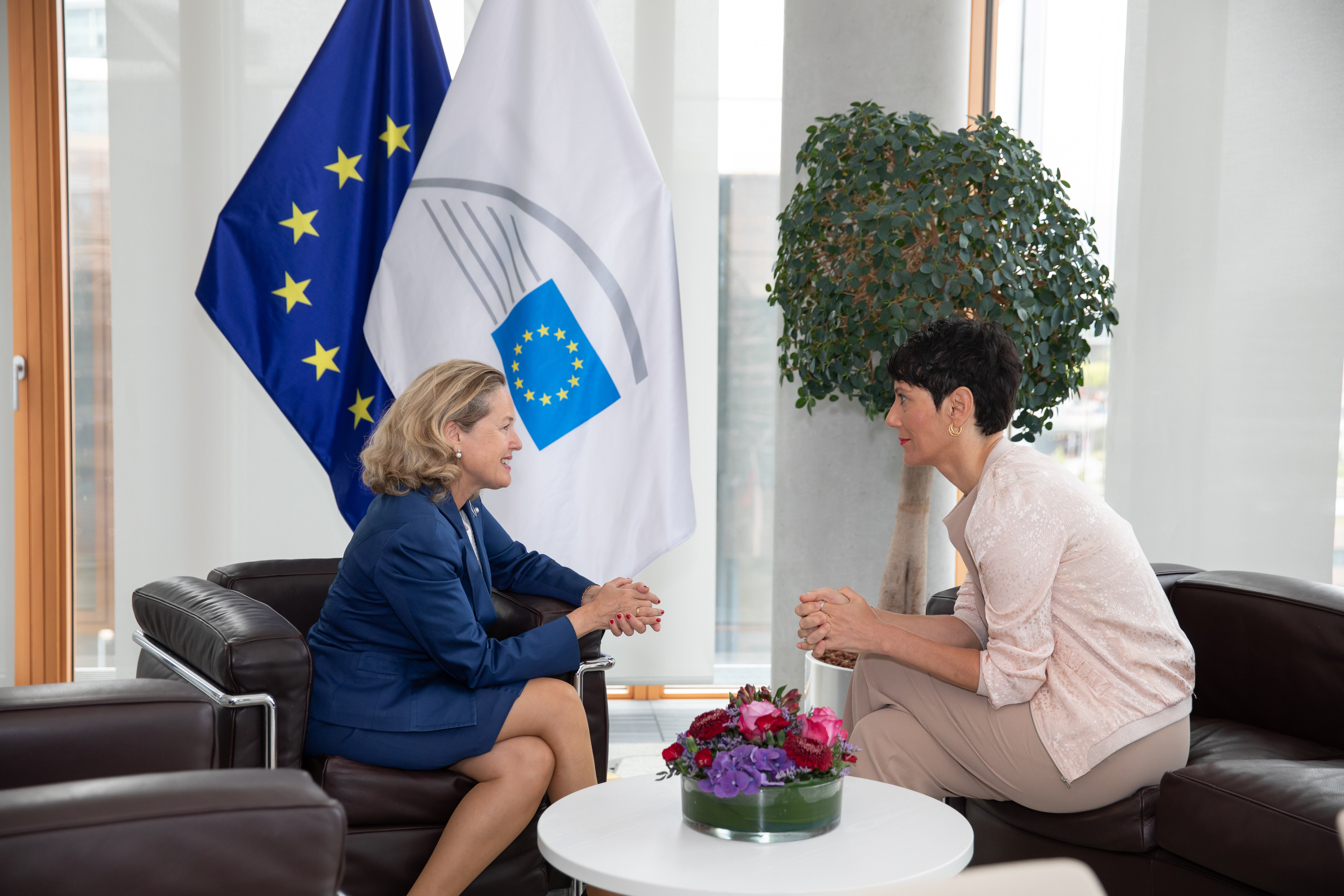 Ministra de Inclusión, Seguridad Social y Migraciones, Elma Saiz, junto a Nadia Calviño, presidenta del Banco Europeo de Inversiones.