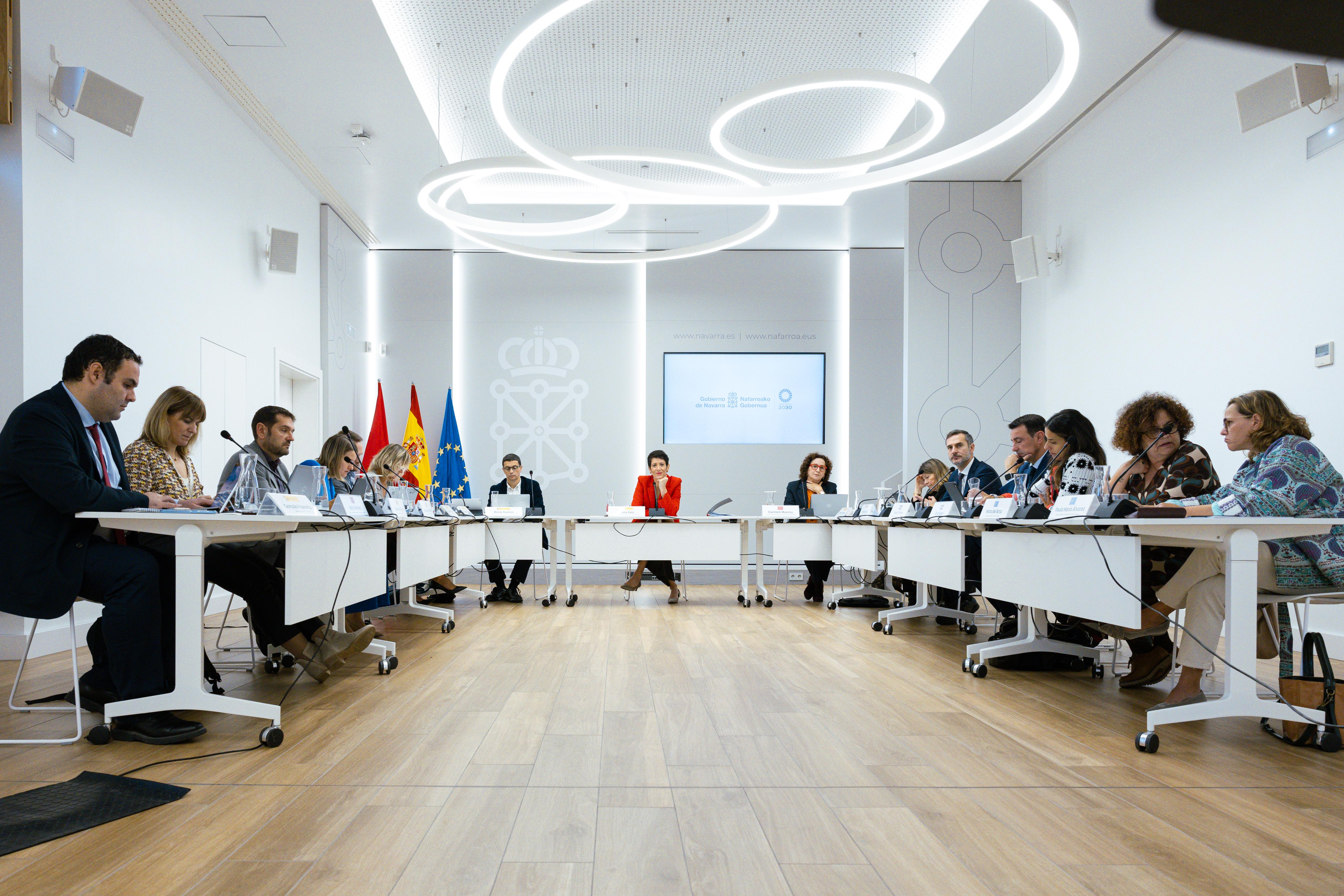 Elma Saiz durante la firma del acuerdo 