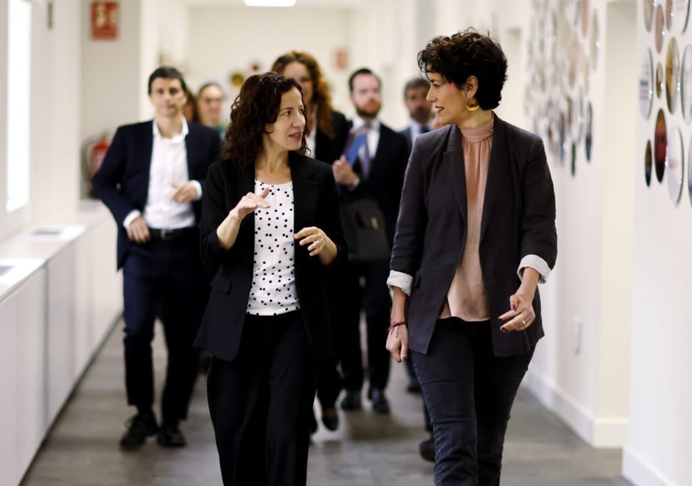 Elma Saiz y la vicepresidenta Roxana Mînzatu
