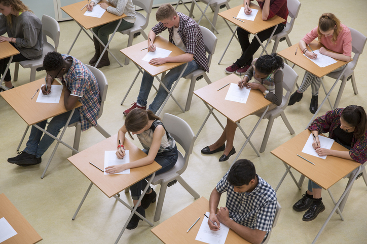 Opositores haciendo un examen