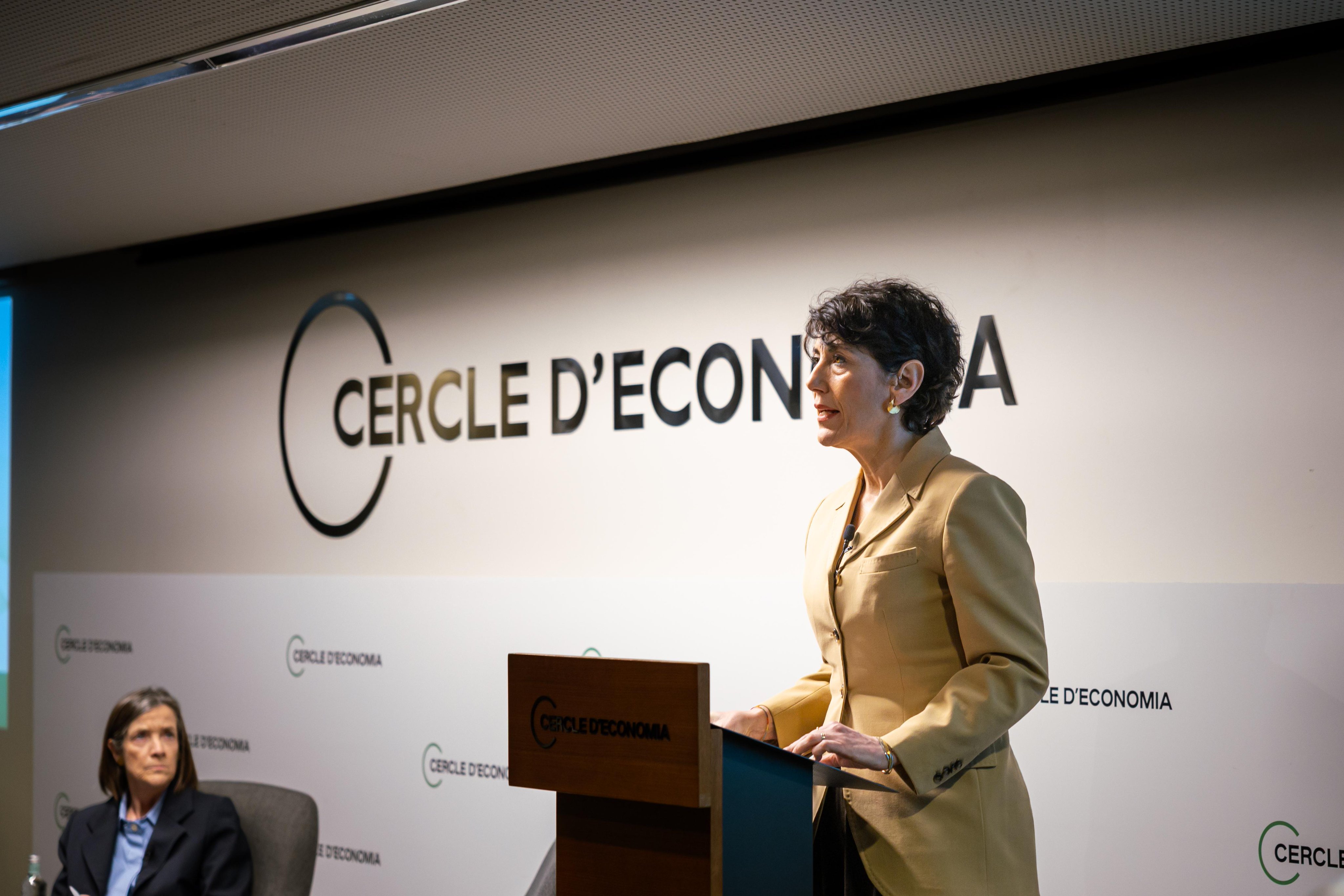 Elma Saiz, durante su participación en un diálogo organizado por el Cercle d´Economia en Barcelona sobre La necesidad de una política migratoria: modelo productivo, integración y bienestar social.