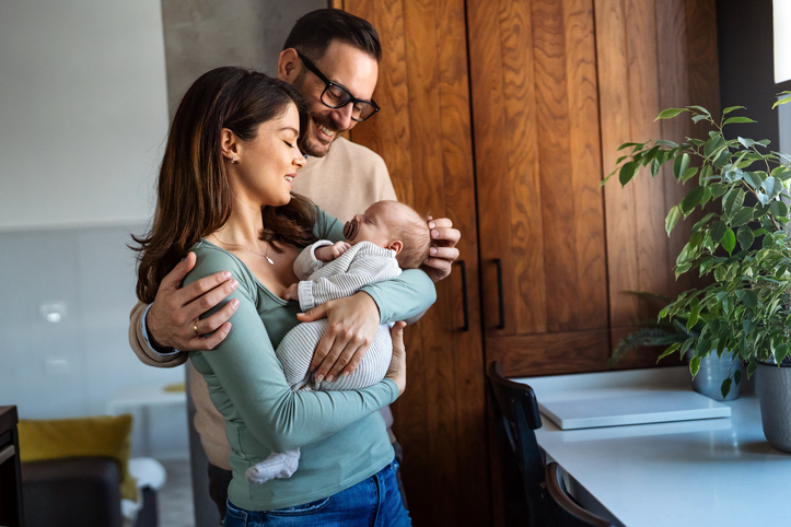 Más de 231.000 padres y madres disfrutan del permiso de nacimiento ampliado a 19 semanas, 32 en el caso de familias monoparentales