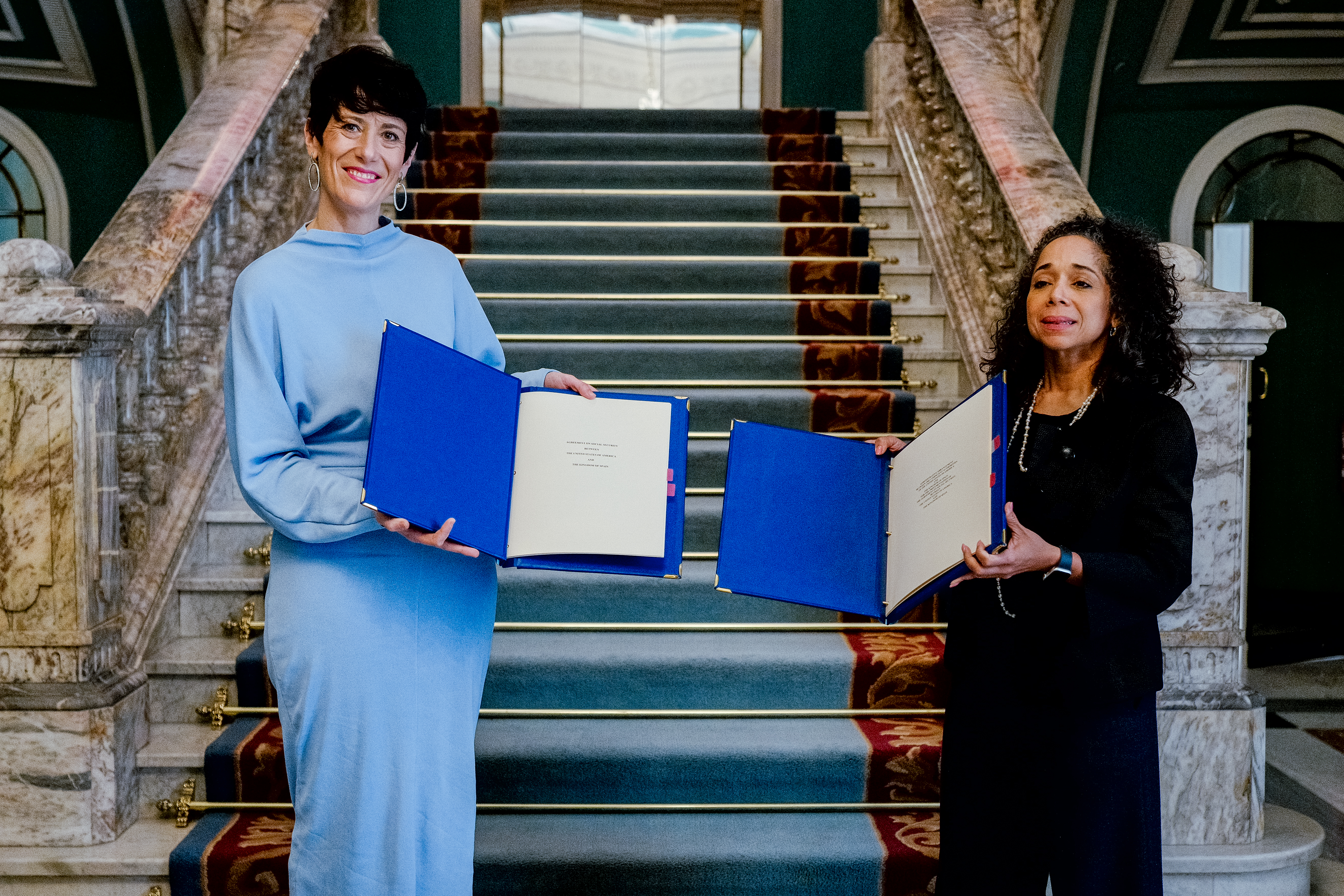La ministra de Inclusión, Seguridad Social y Migraciones, Elma Saiz, ha firmado el convenio con la embajadora de EEUU en España, Julissa Reynoso