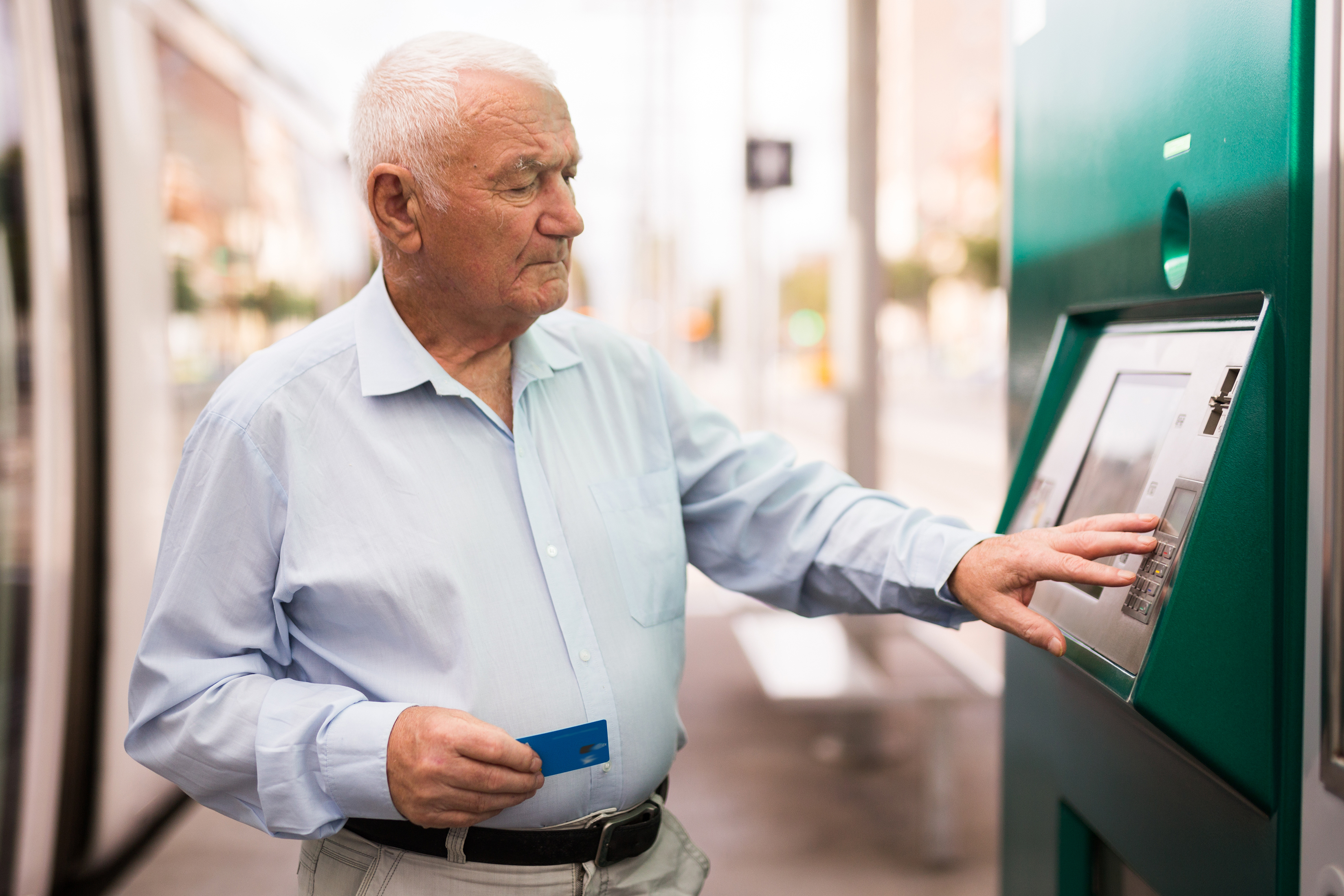 Pensionista sacando dinero de un cajero