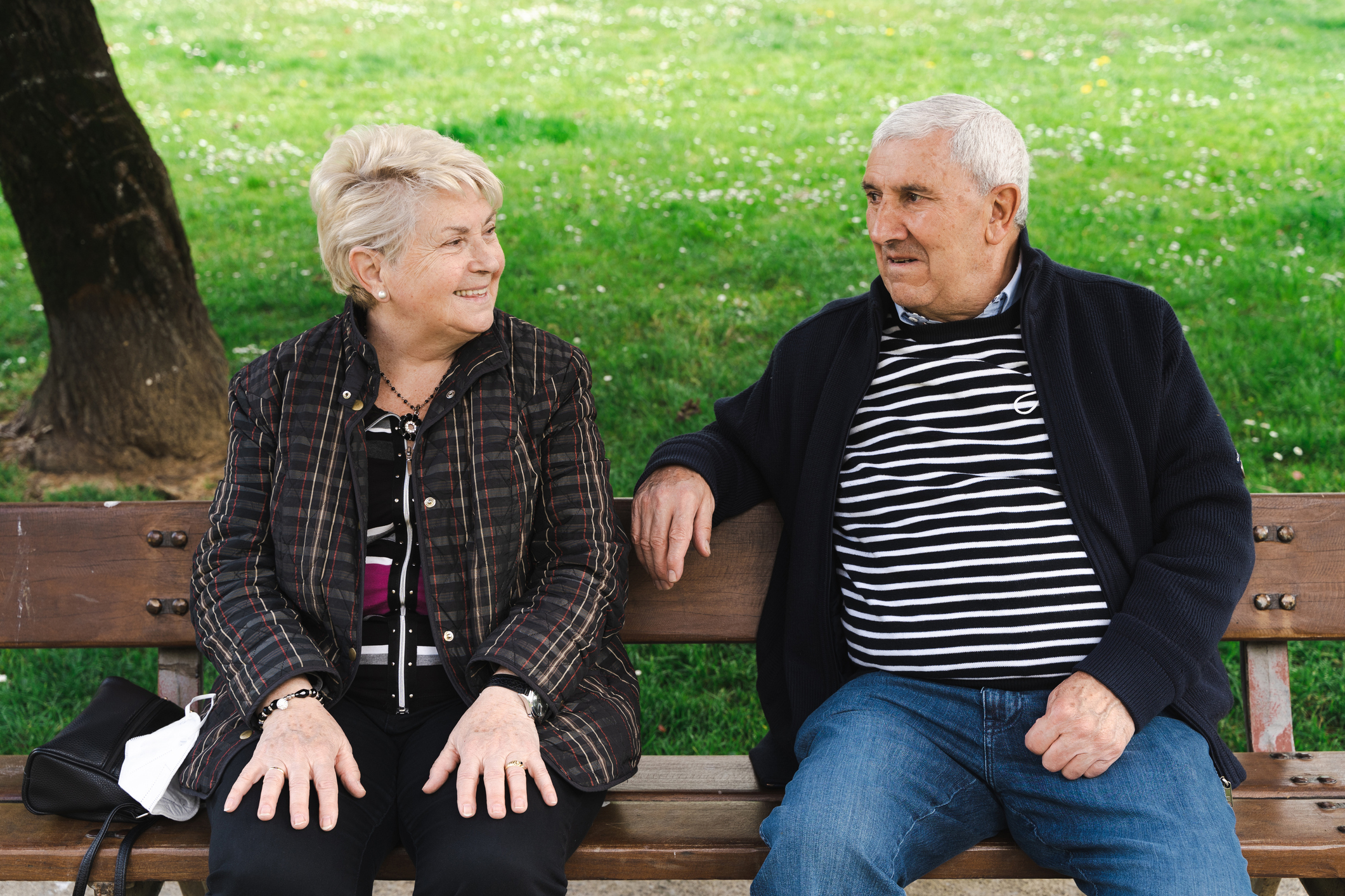 Pareja de pensionistas en un parque