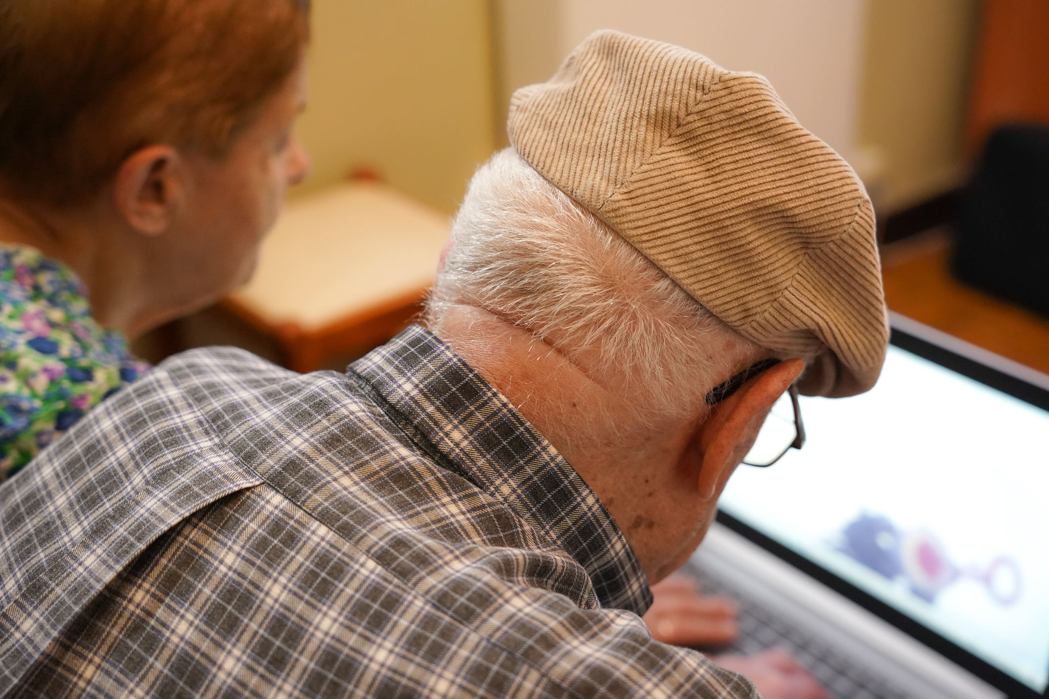 Pensionistas haciendo una consulta por internet