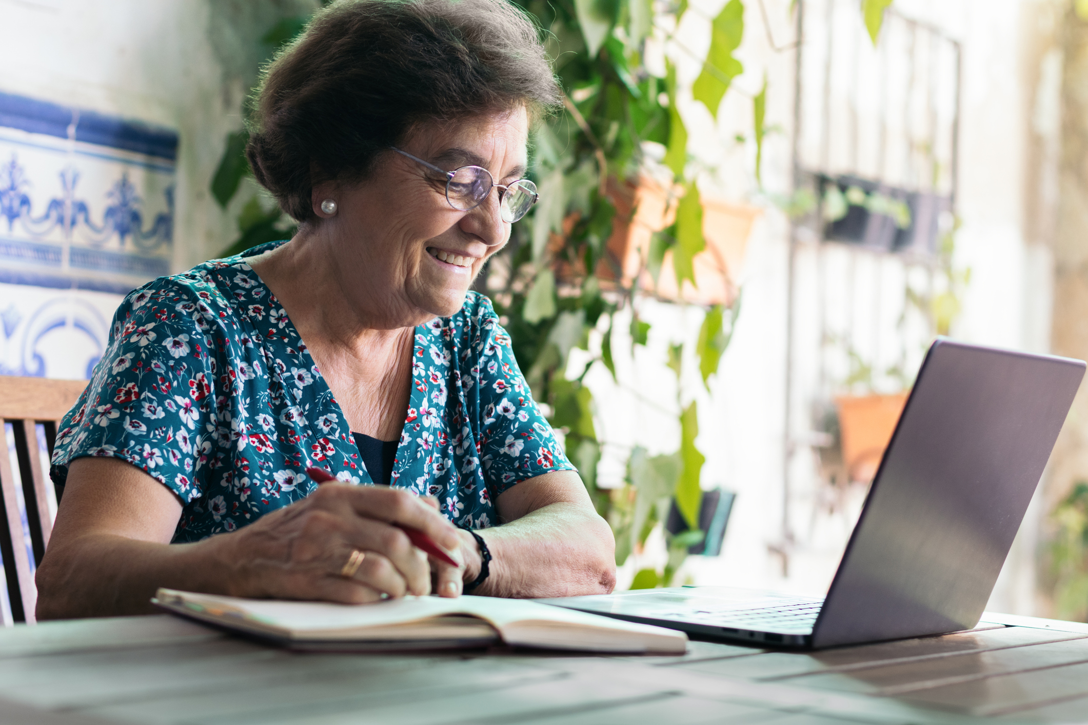Mujer pensionista delante del ordenador