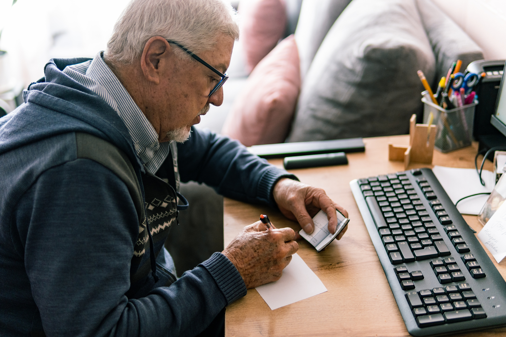 Pensionista comprobando datos