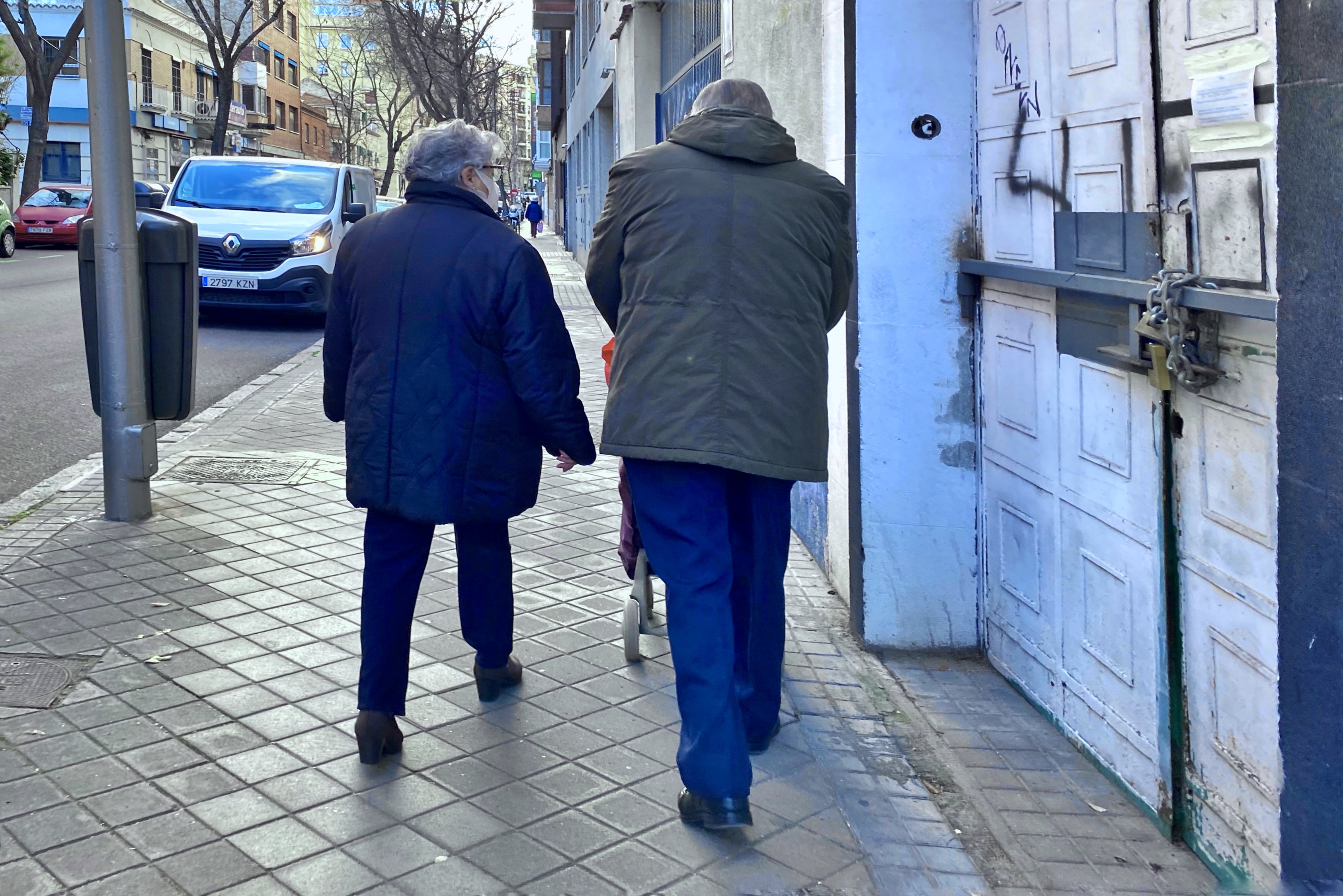 Pareja caminando por la calle