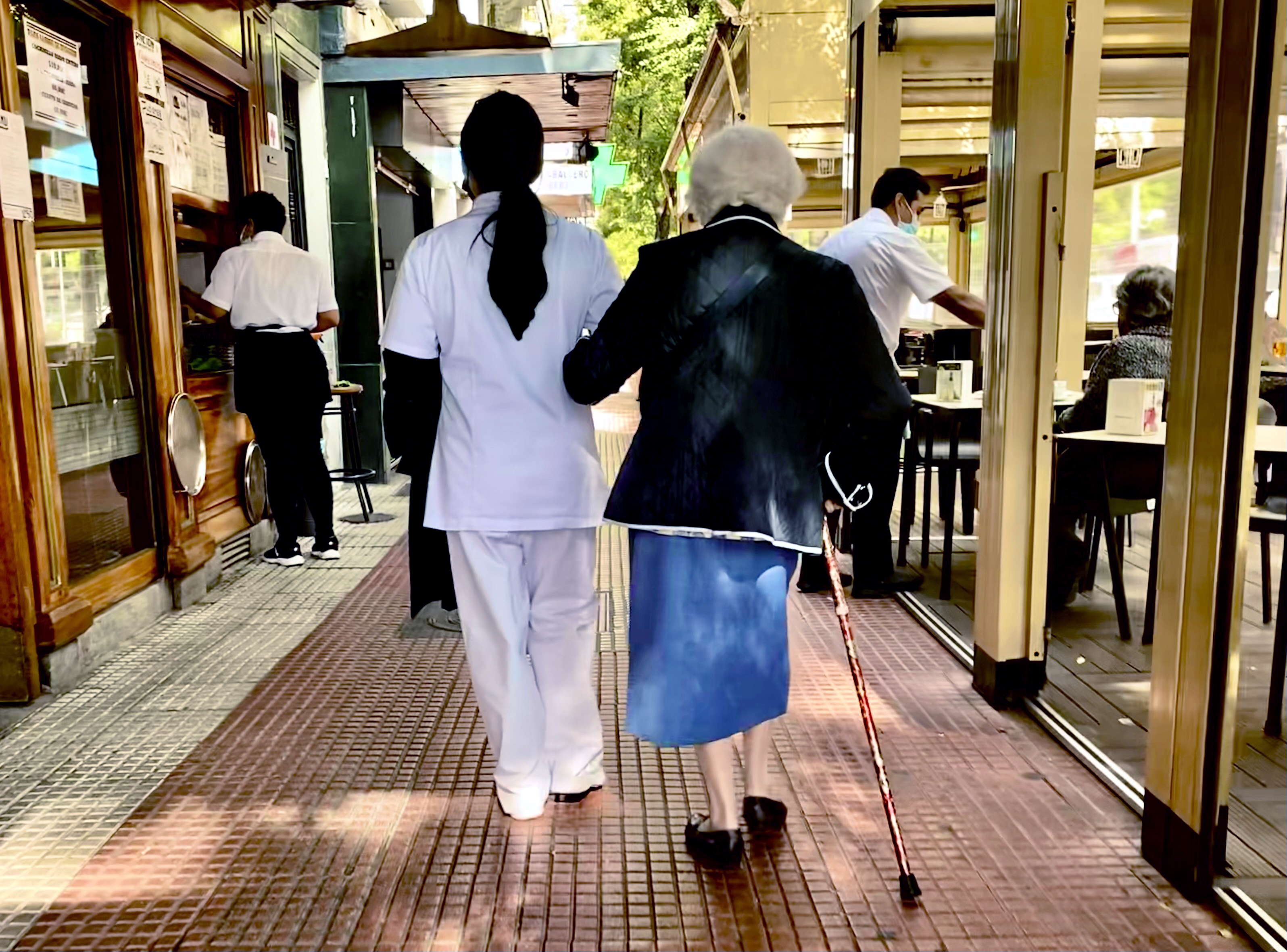 Mujer mayor pasea acompañada