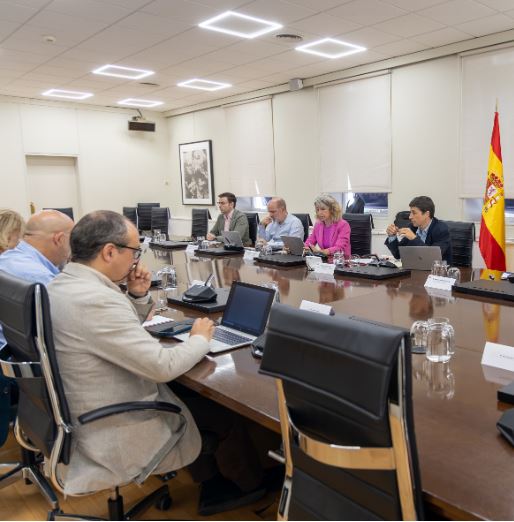 Dos pensionistas caminan de espaldas por una calle de Madrid