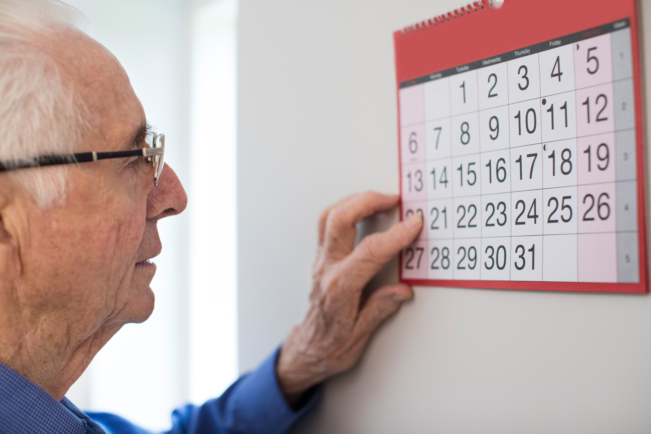 Pensionista mirando un calendario Pensionista mirando un calendario