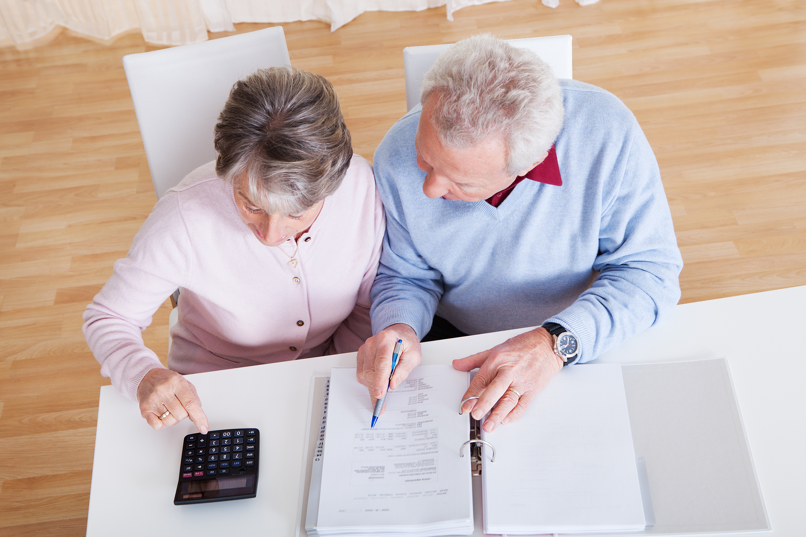 Pareja de pensionistas calculando la revalorización de su pensión