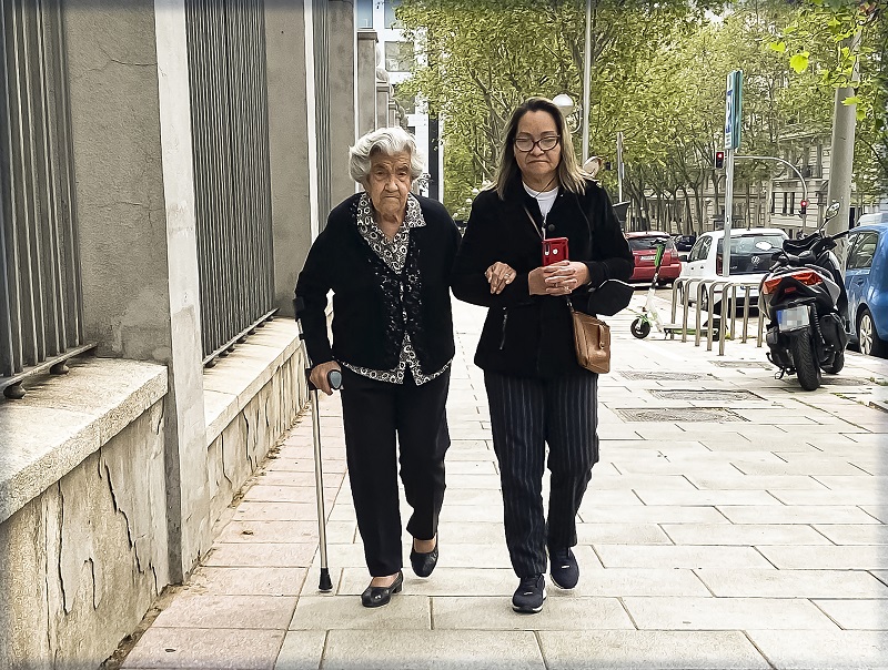 Mujeres caminando por la calle