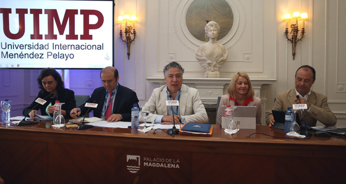 Representantes de CCOO, UGT, CEOE y Cepyme, junto a Tomás Burgos, en el centro.