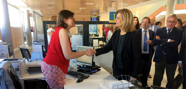 La ministra de Empleo y Seguridad Social,en la inauguración de la Oficina Integral de la Seguridad Social de Sanlúcar la Mayor.