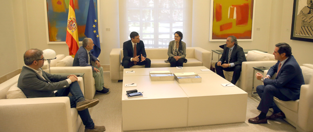 El presidente del Gobierno, Pedro Sánchez, se ha reunido en La Moncloa con los secretarios generales de CCOO, Unai Sordo, y UGT, José María Álvarez, y con los presidentes de las patronales CEOE, Juan Rosell, y de CEPYME, Antonio Garamendi. A la reunión, también ha asistido la ministra de Trabajo, Migraciones y Seguridad Social, Magdalena Valerio.