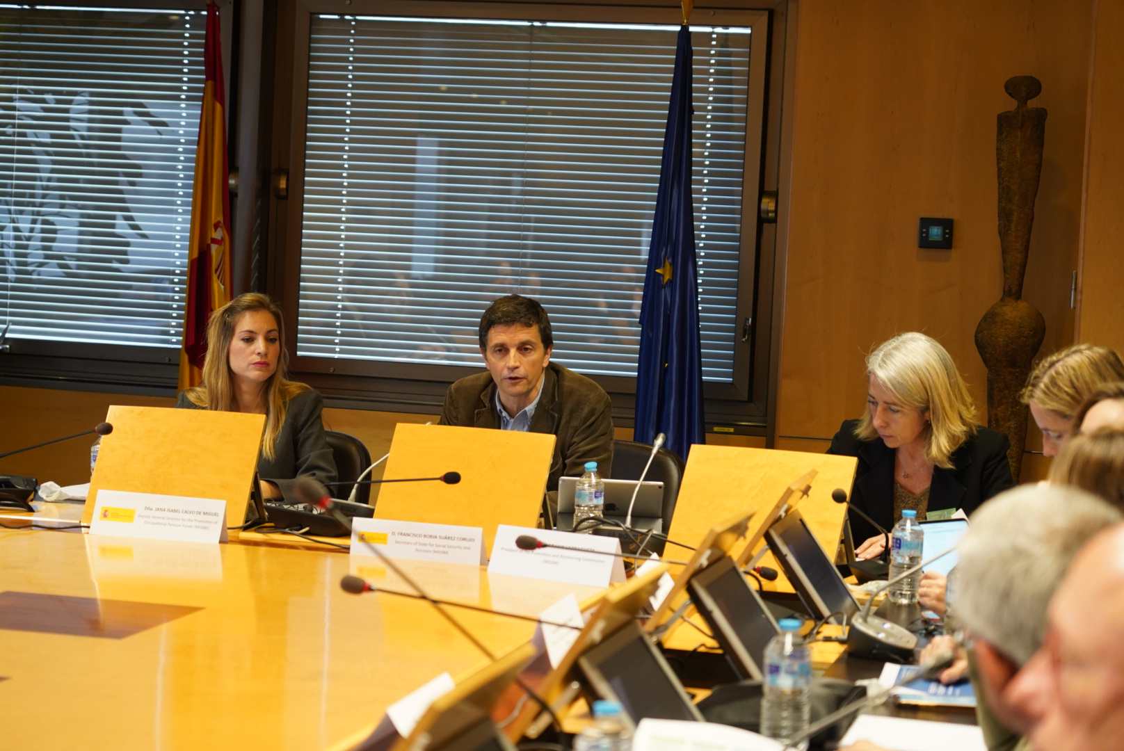 El ministro Escrivá junto al secretario general de la OCDE