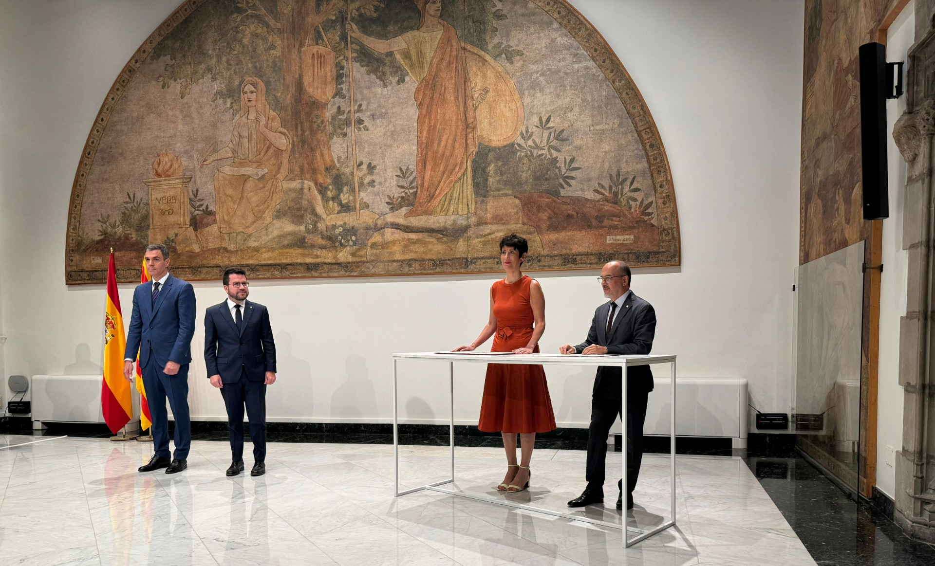 Elma Saiz durante la firma del acuerdo 