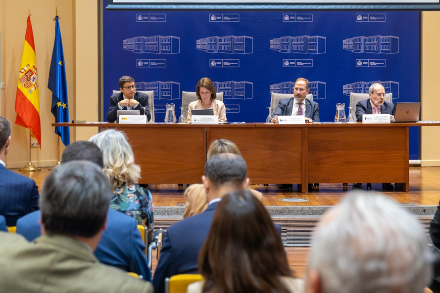 Asistentes a la reunión de planes de pensiones de empleo en España