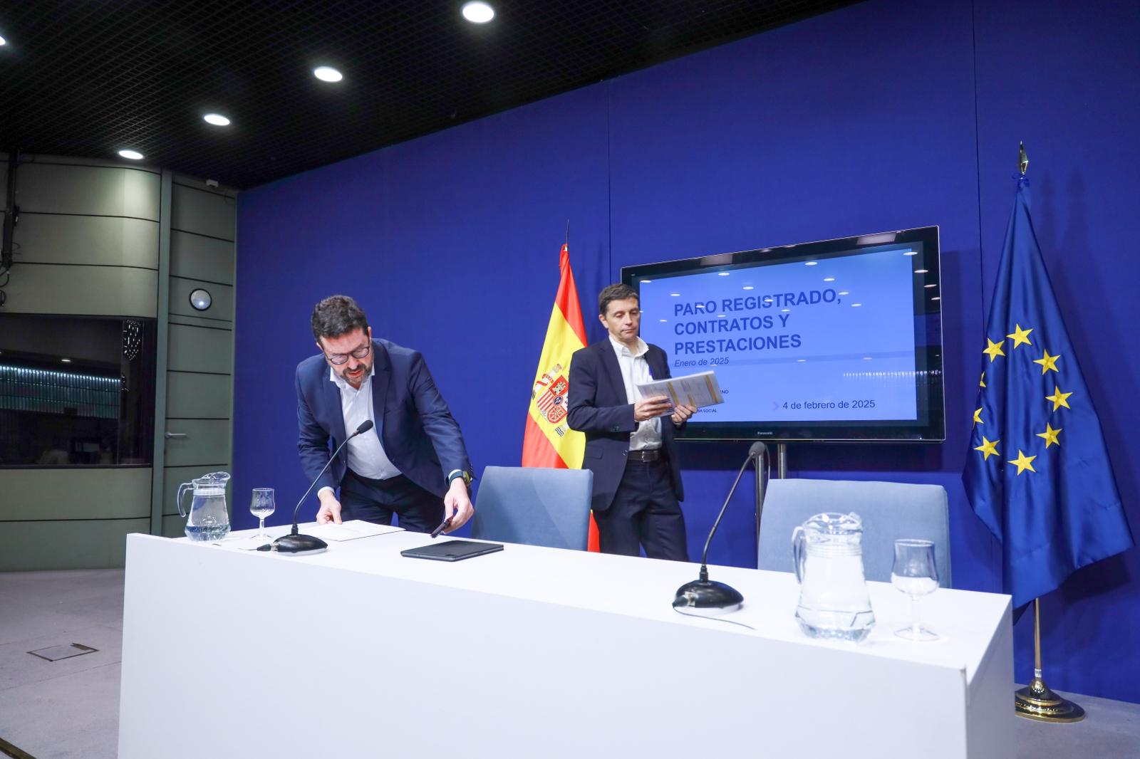 Secretario de Estado de Trabajo, Joaquín Pérez Rey, junto al secretario de Estado de Seguridad Social y Pensiones, Borja Suárez, durante la rueda de prensa de presentación de los datos de afiliación y paro correspondientes a enero de 2025