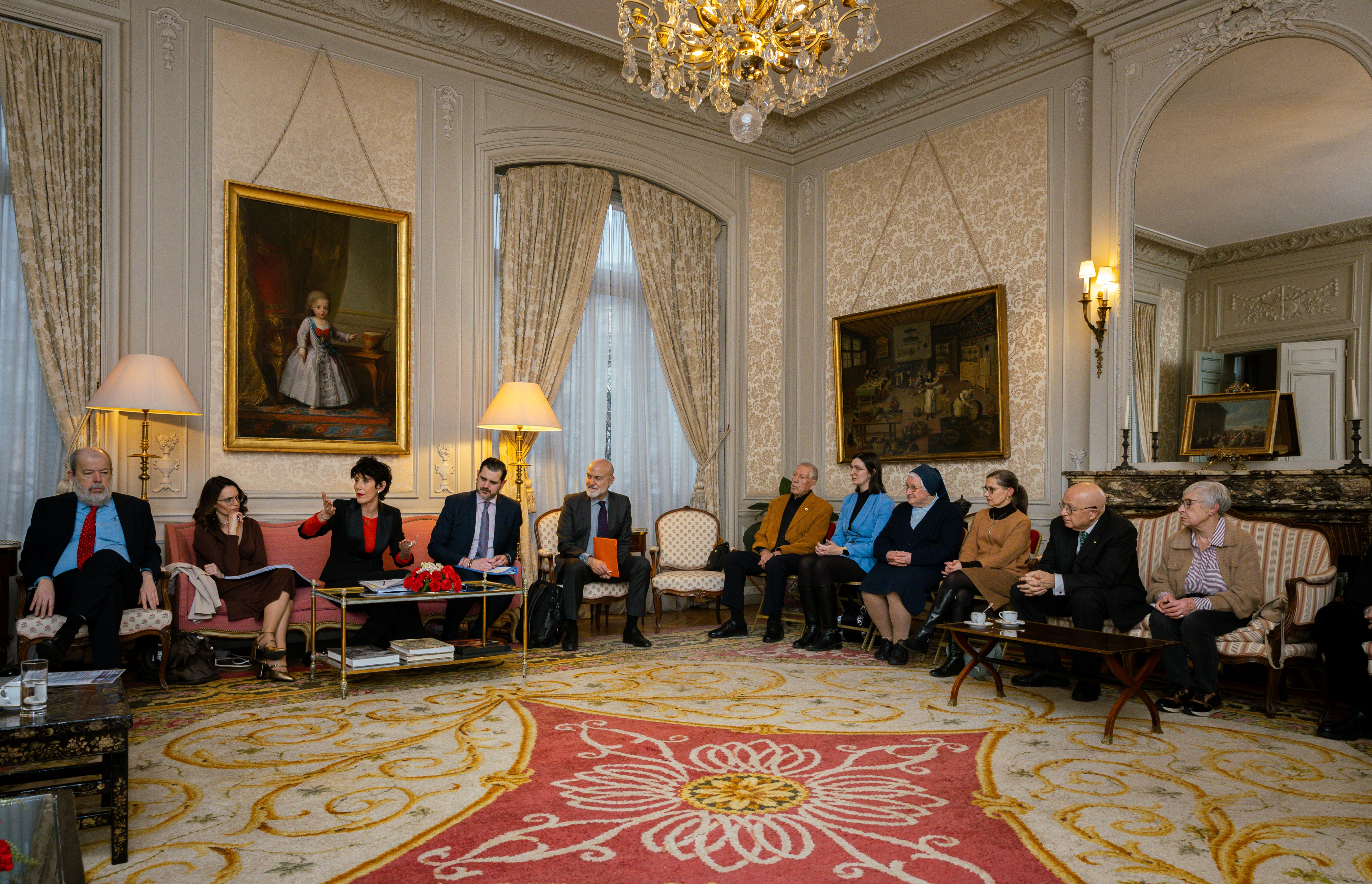 Elma Saiz, durante su reunión con la colectividad española en Francia