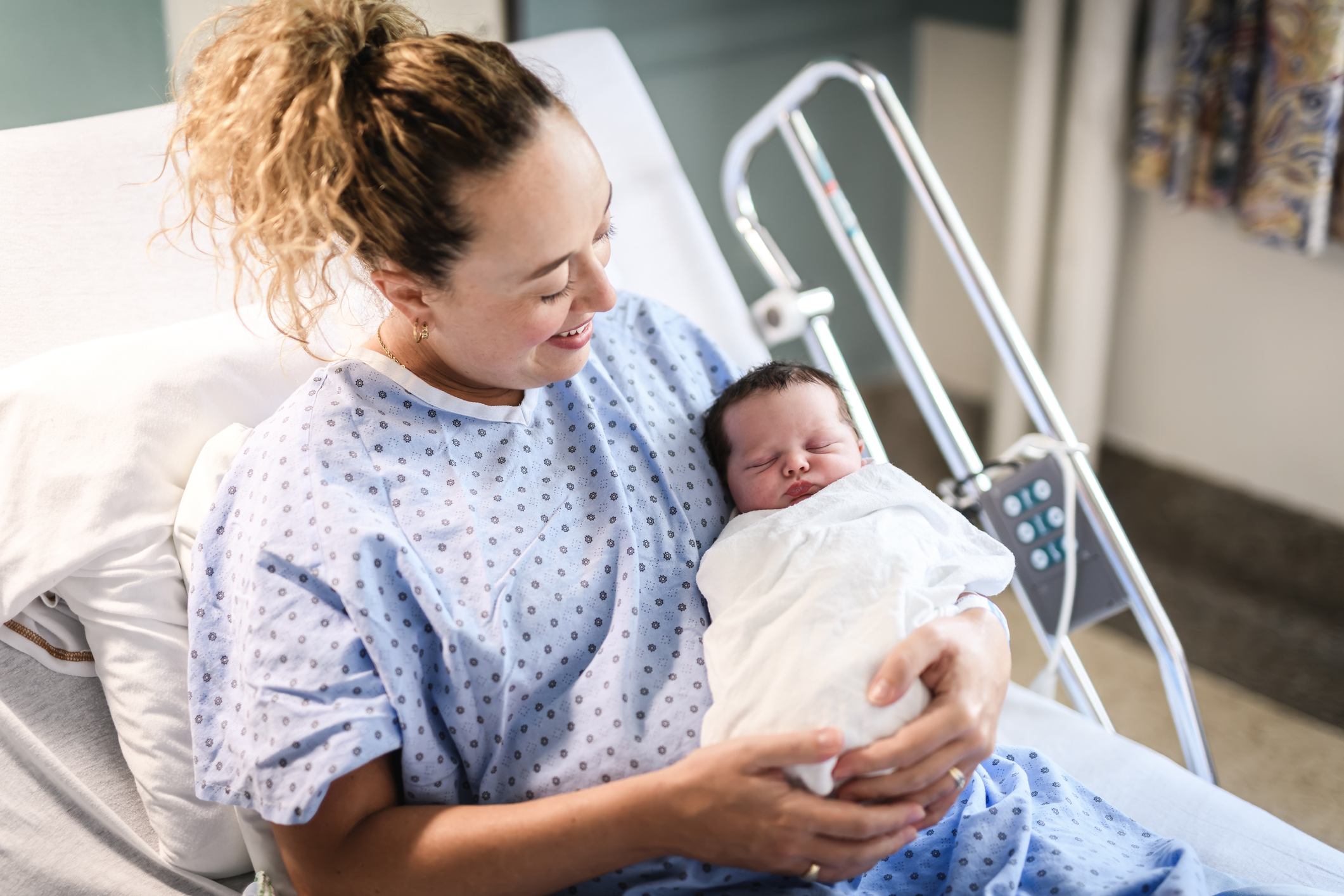 Mamá con su bebé recién nacido en el hospital