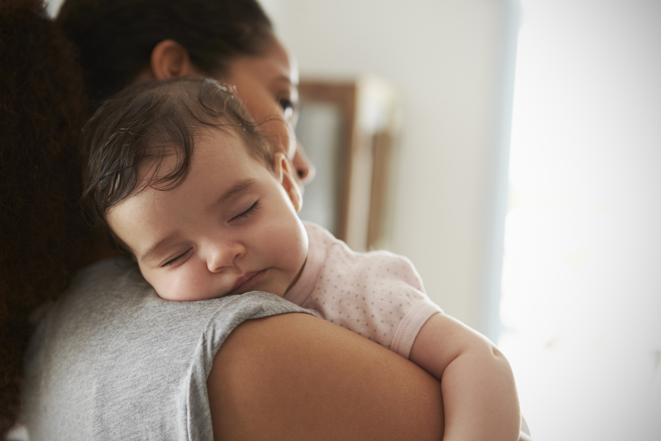 Madre con su bebé en brazos