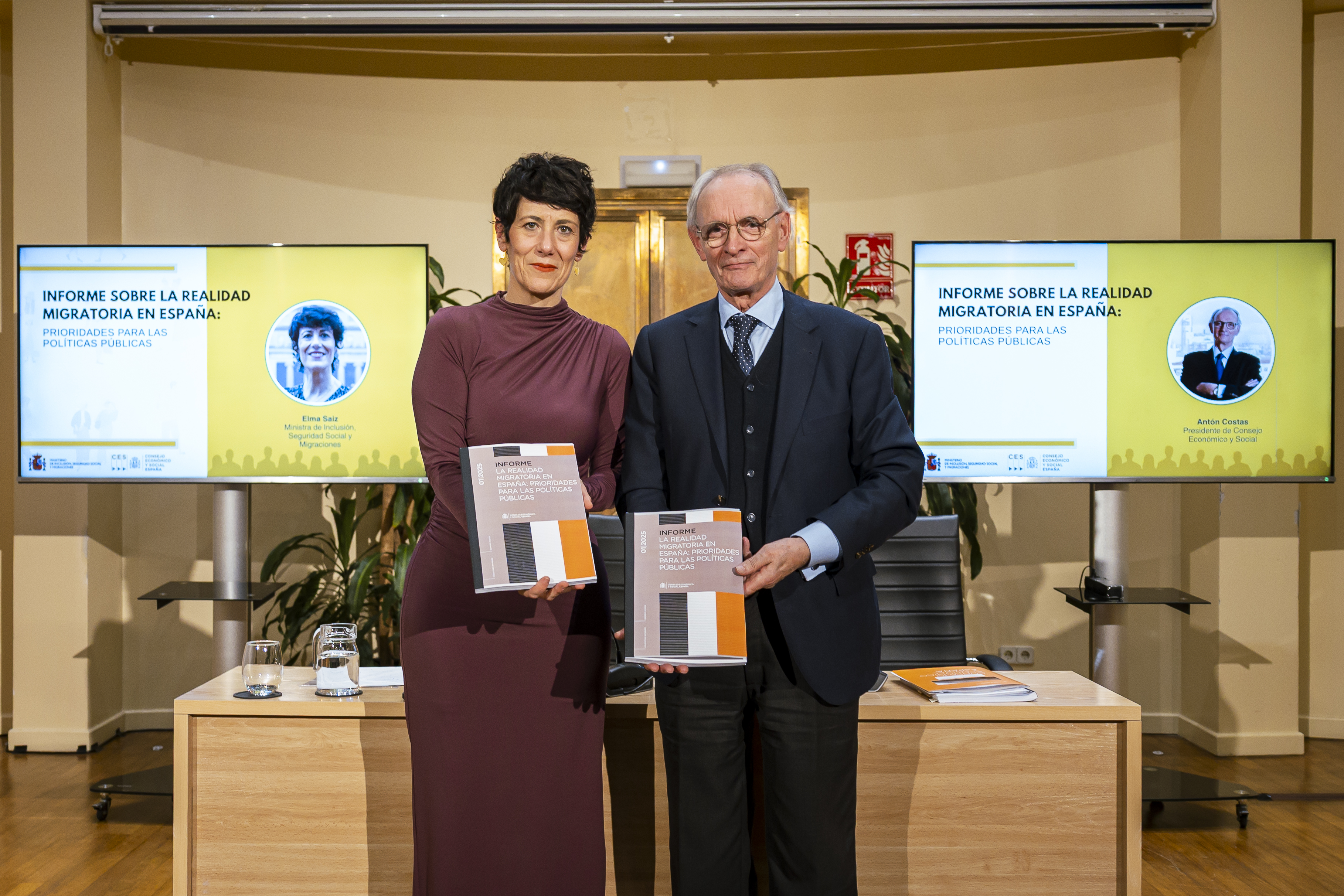 Antón Costas entrega el informe a la ministra Elma Saiz