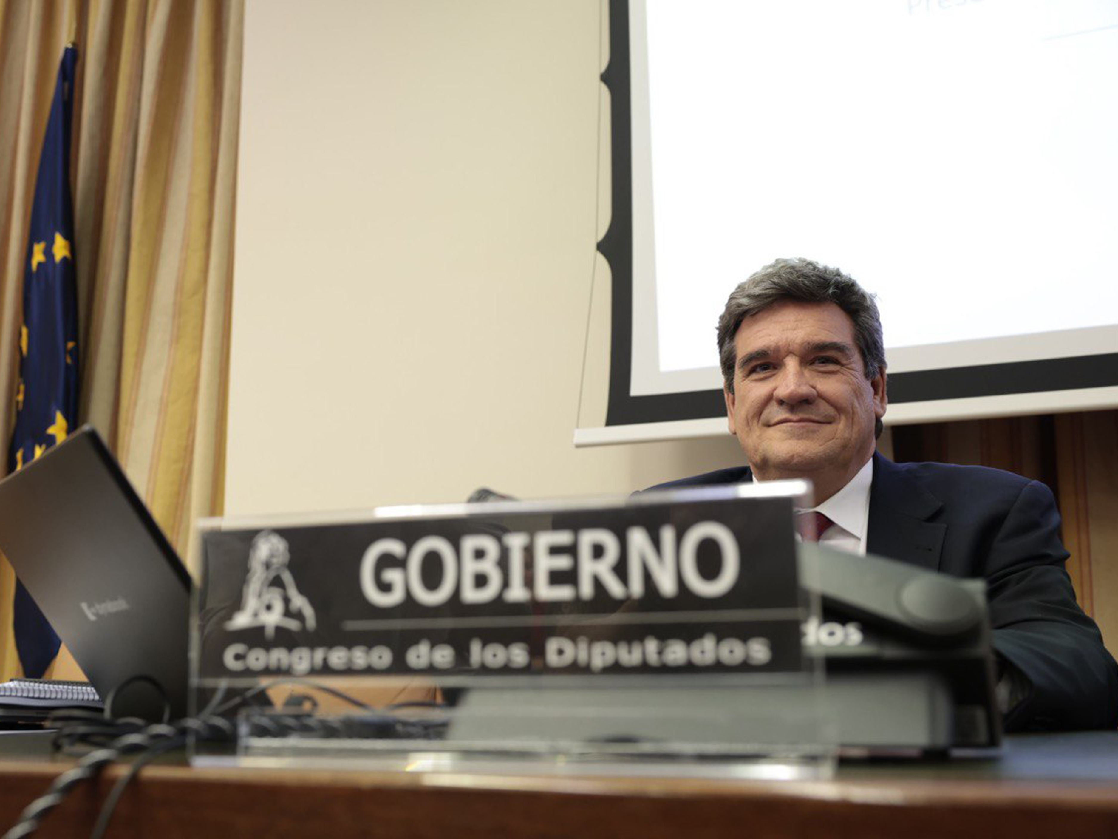 El ministro Escrivá saluda al presidente de Asturias