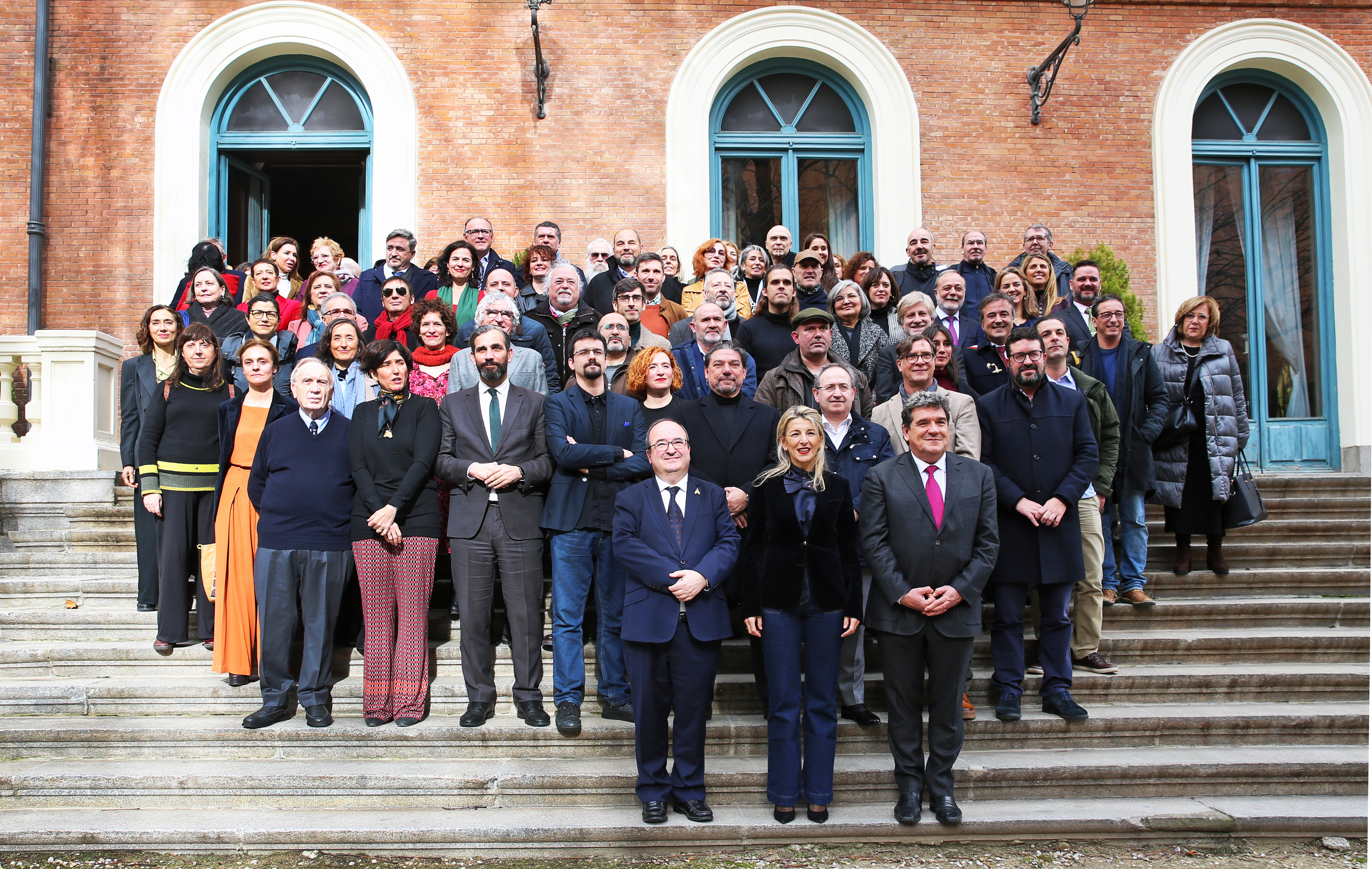 Foto de familia de Yolanda Díaz, José Luis Escriva y Miquel Iceta con representantes del sector artístico