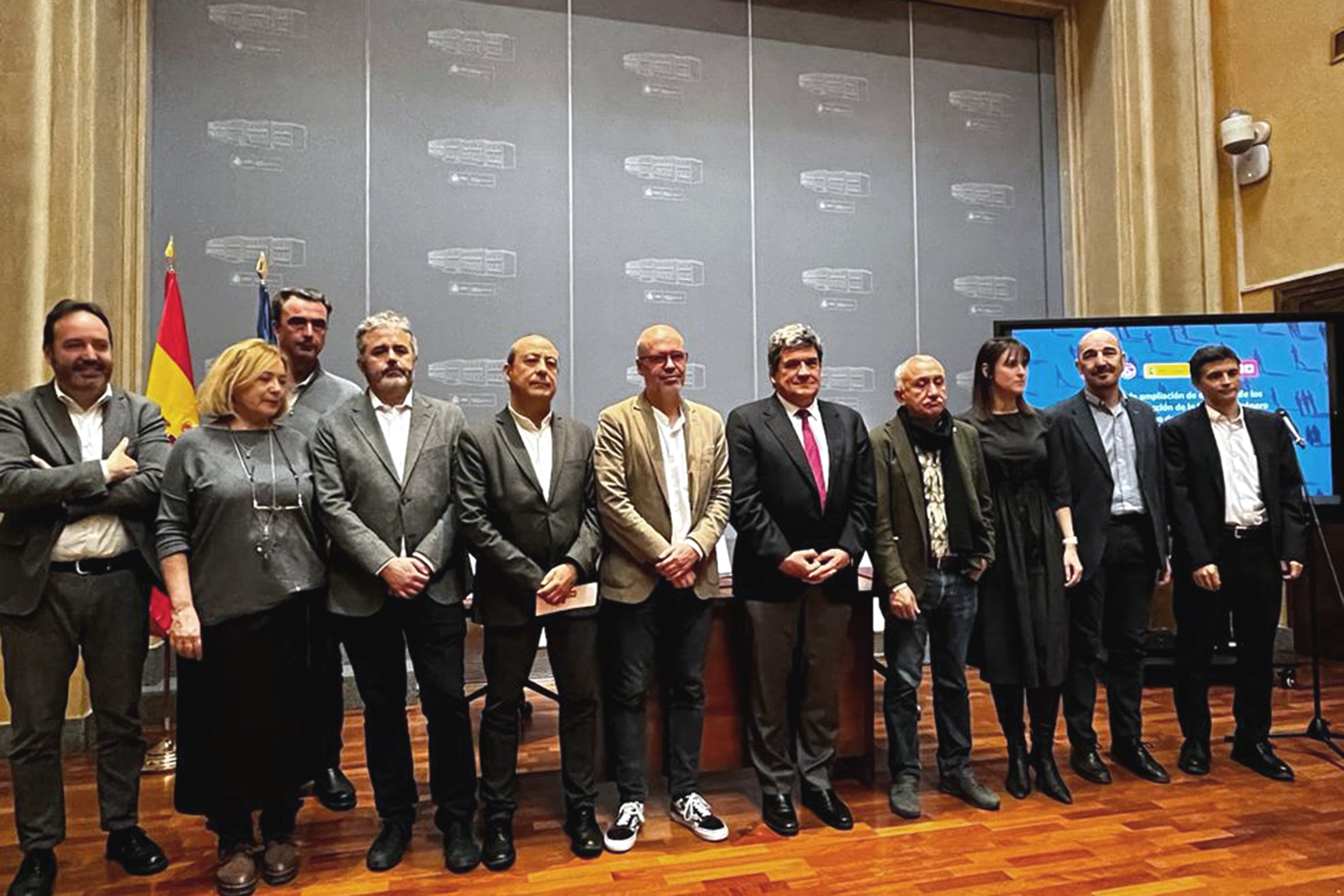 El ministro junto a los líderes de CCOO y UGT y los equipos negociadores