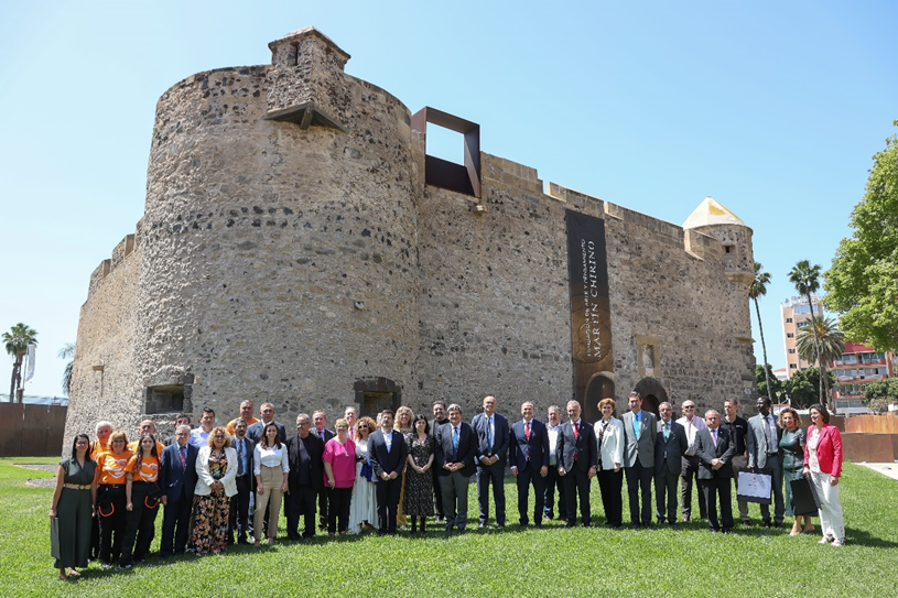 Imagen del ministro junto a los que han recibido la distinción