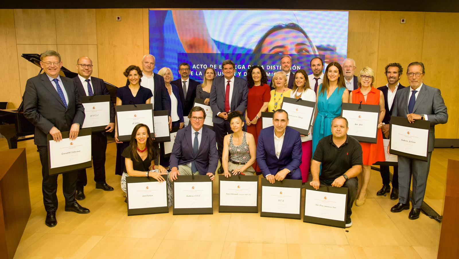 El ministro Escrivá junto a las personas que han recibido las distinciones