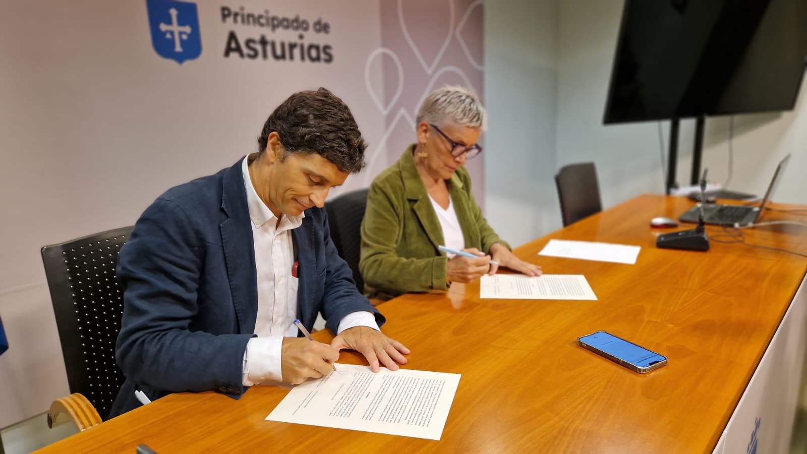 Borja Suárez junto a la consejera de Salud de Asturias