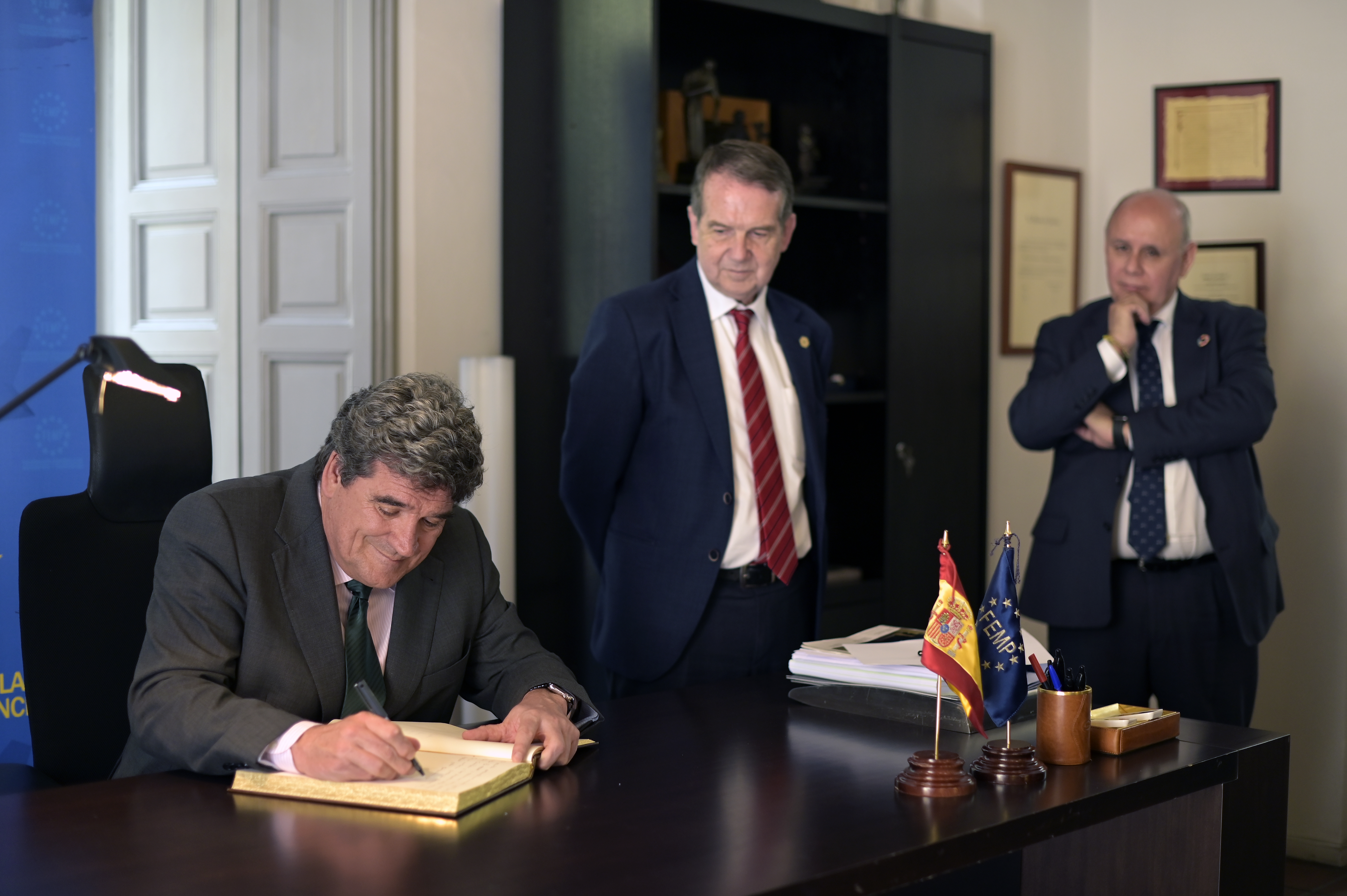 Dos trabajadores delante del ordenador