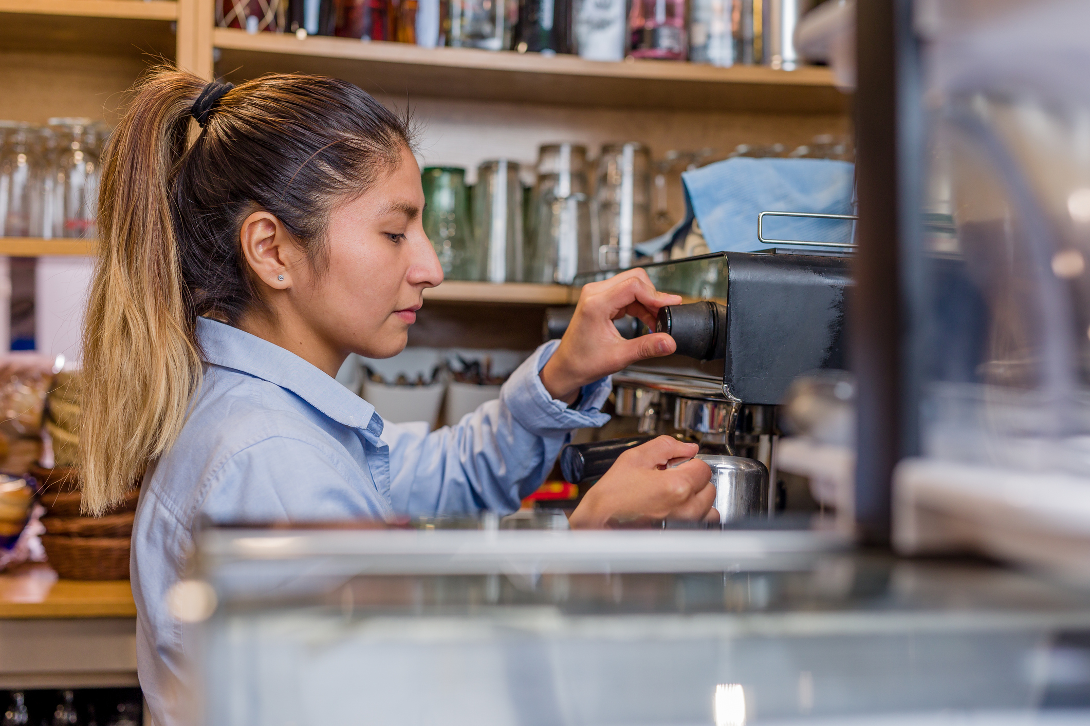 Mujer extranjera trabajando