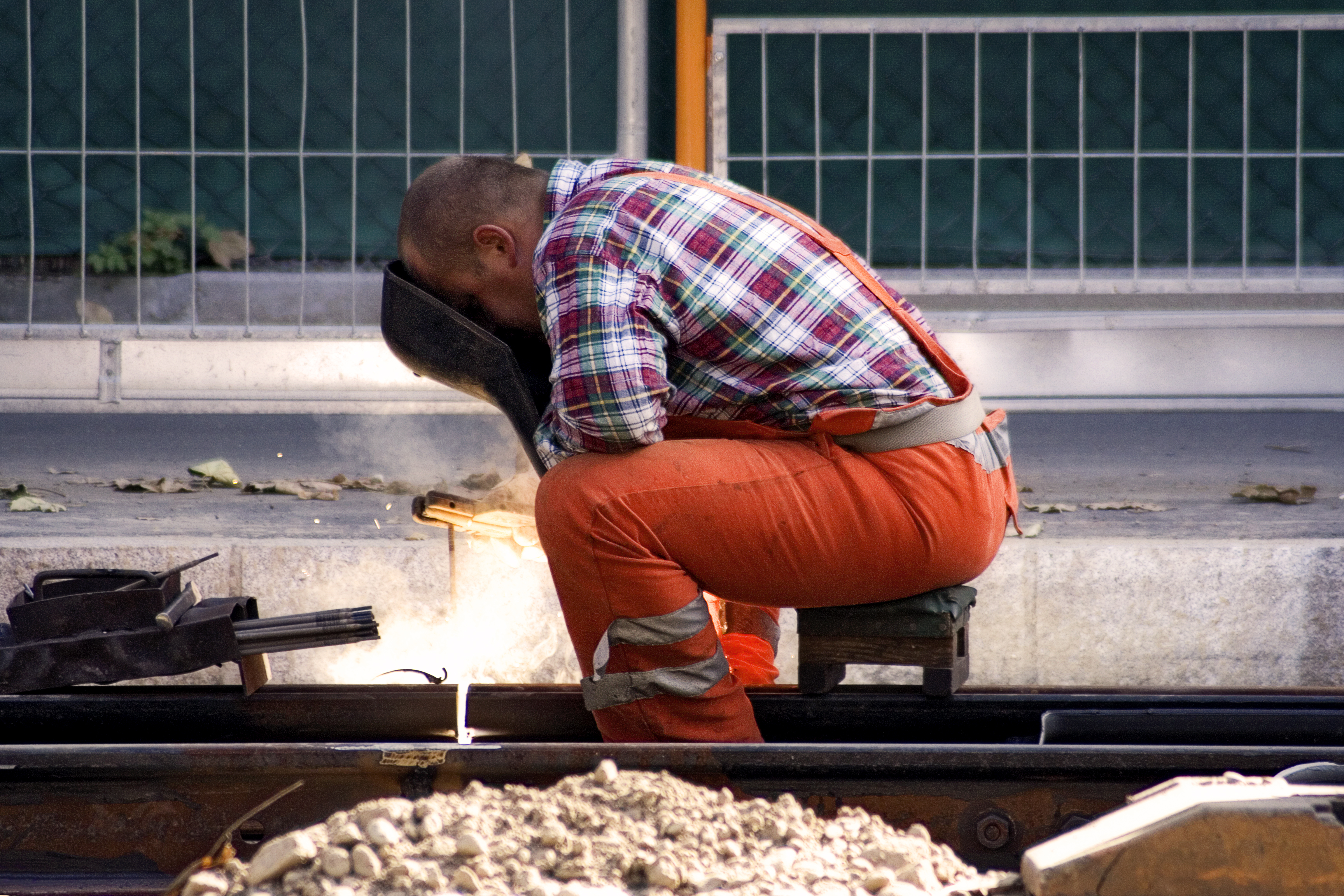 Trabajador soldando