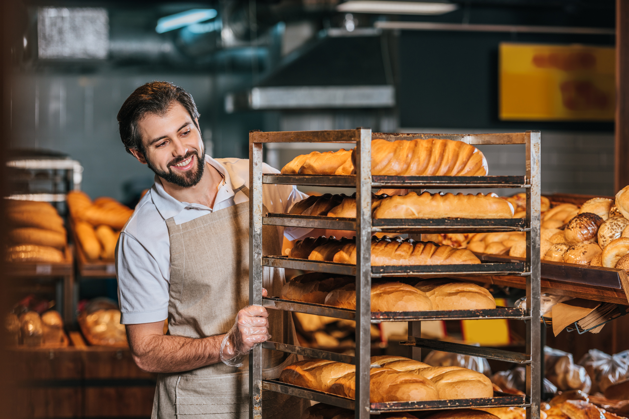 Trabajador en un horno de pan