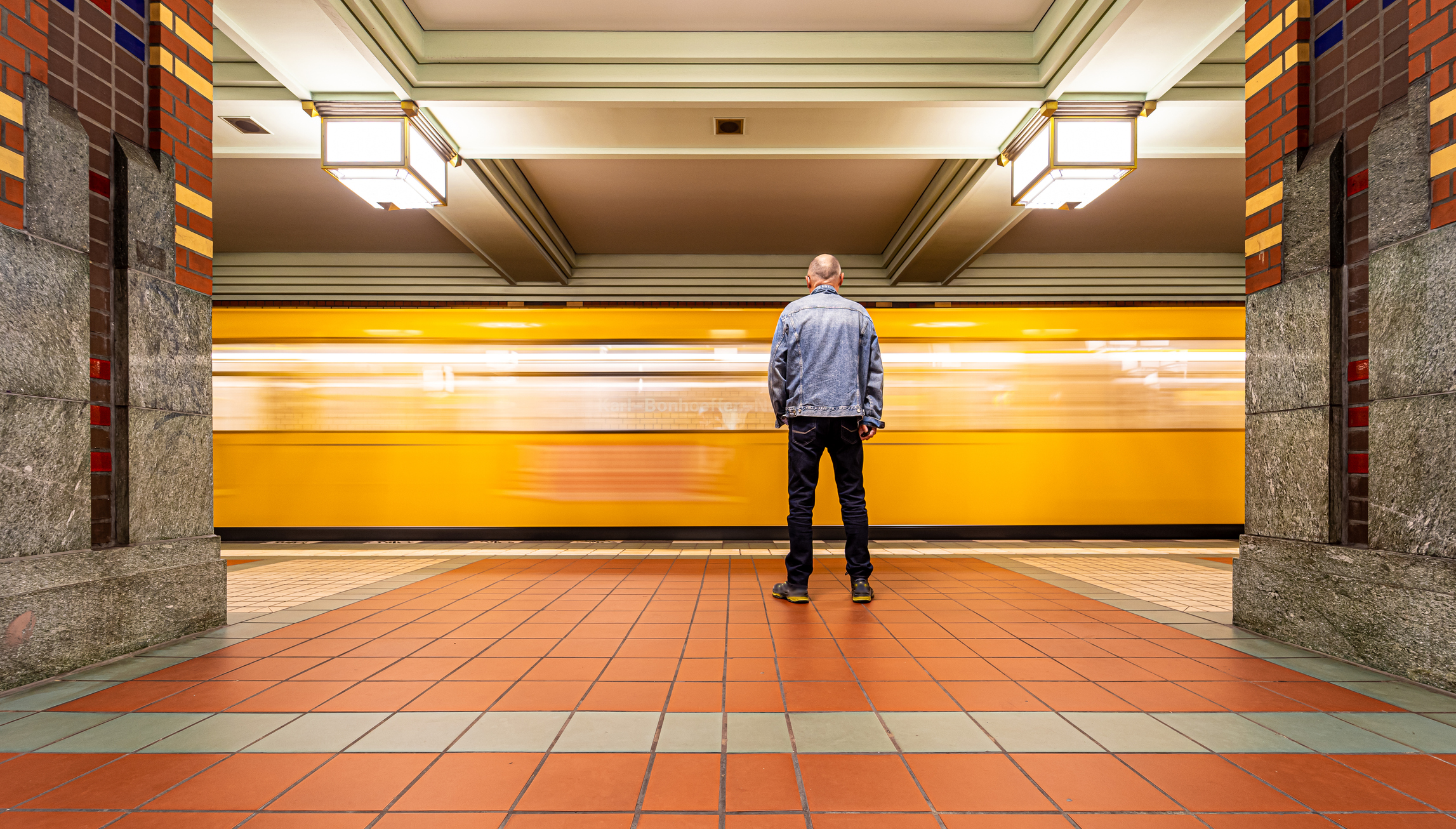 Hombre delante de un tren