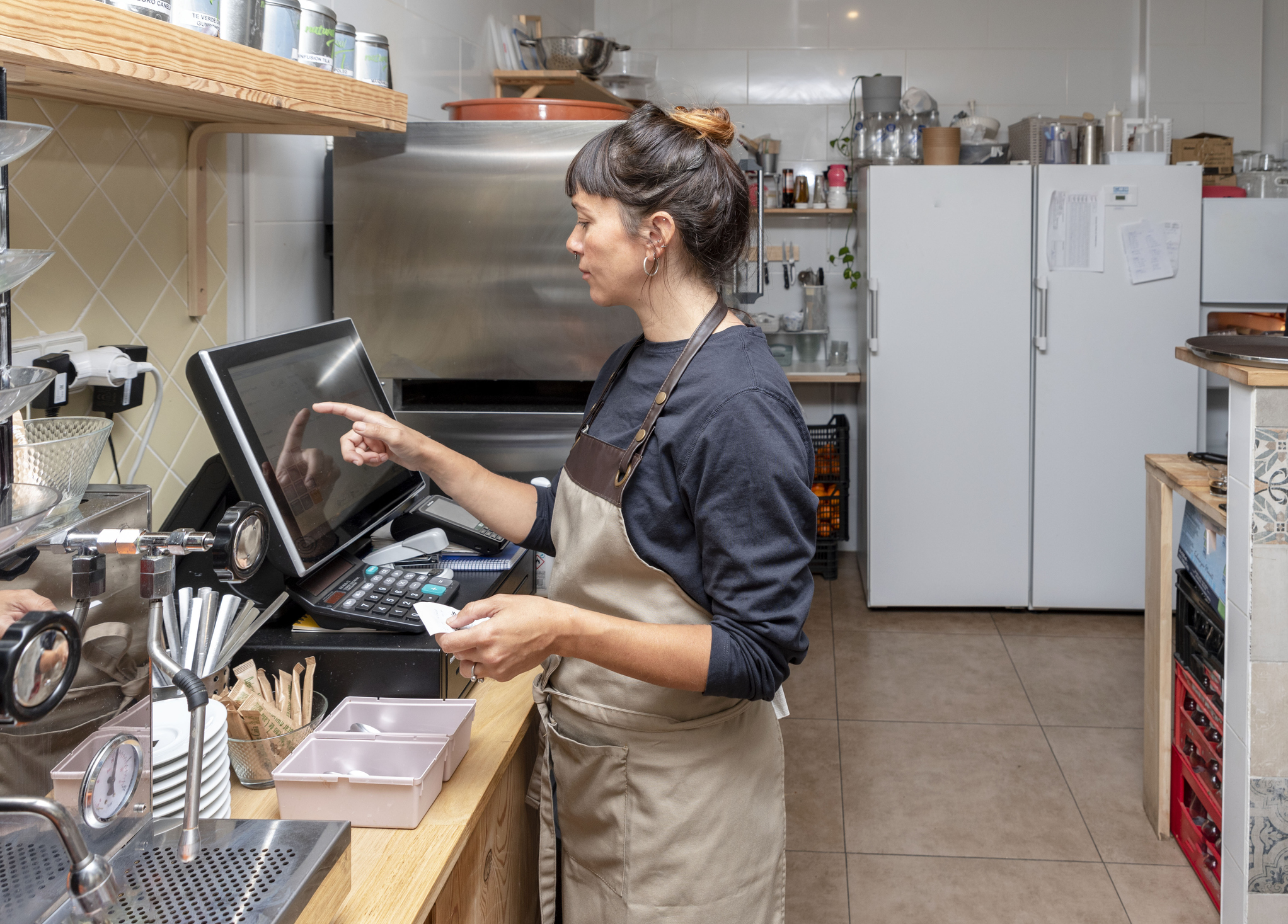 Mujer trabajando en cafetería