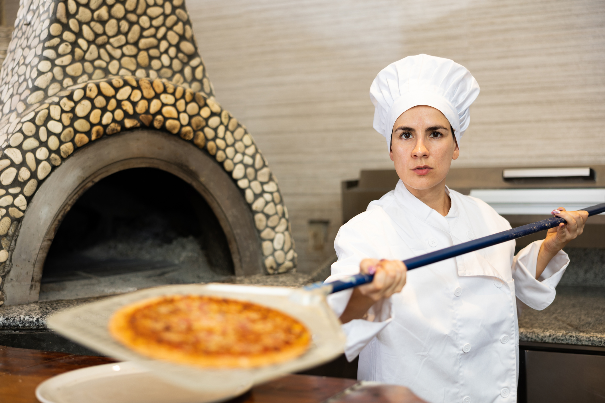 Mujer trabajando en pizzería